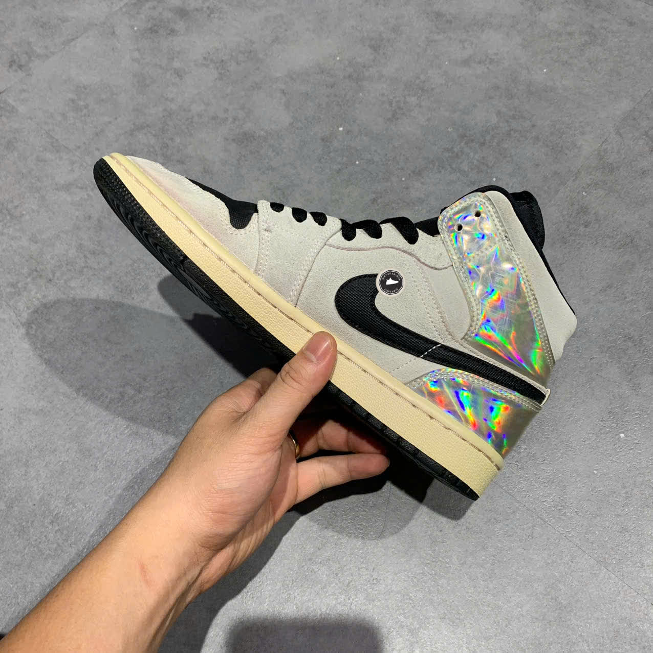 NIKE AIR JORDAN 1 MID DIRTY POWDER IRIDESCENT BQ6472-602 SIZE 40 GIÀY 2HAND CHÍNH HÃNG PVN19790