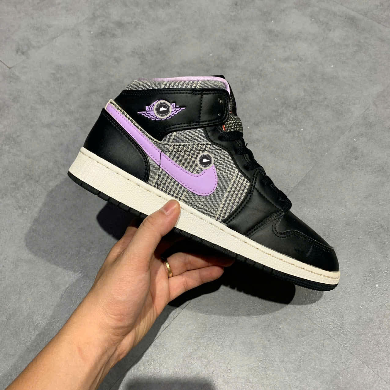 AIR JORDAN 1 MID SE HOUNDSTOOTH DC7226-015 SIZE 40 GIÀY 2HAND CHÍNH HÃNG PVN19797