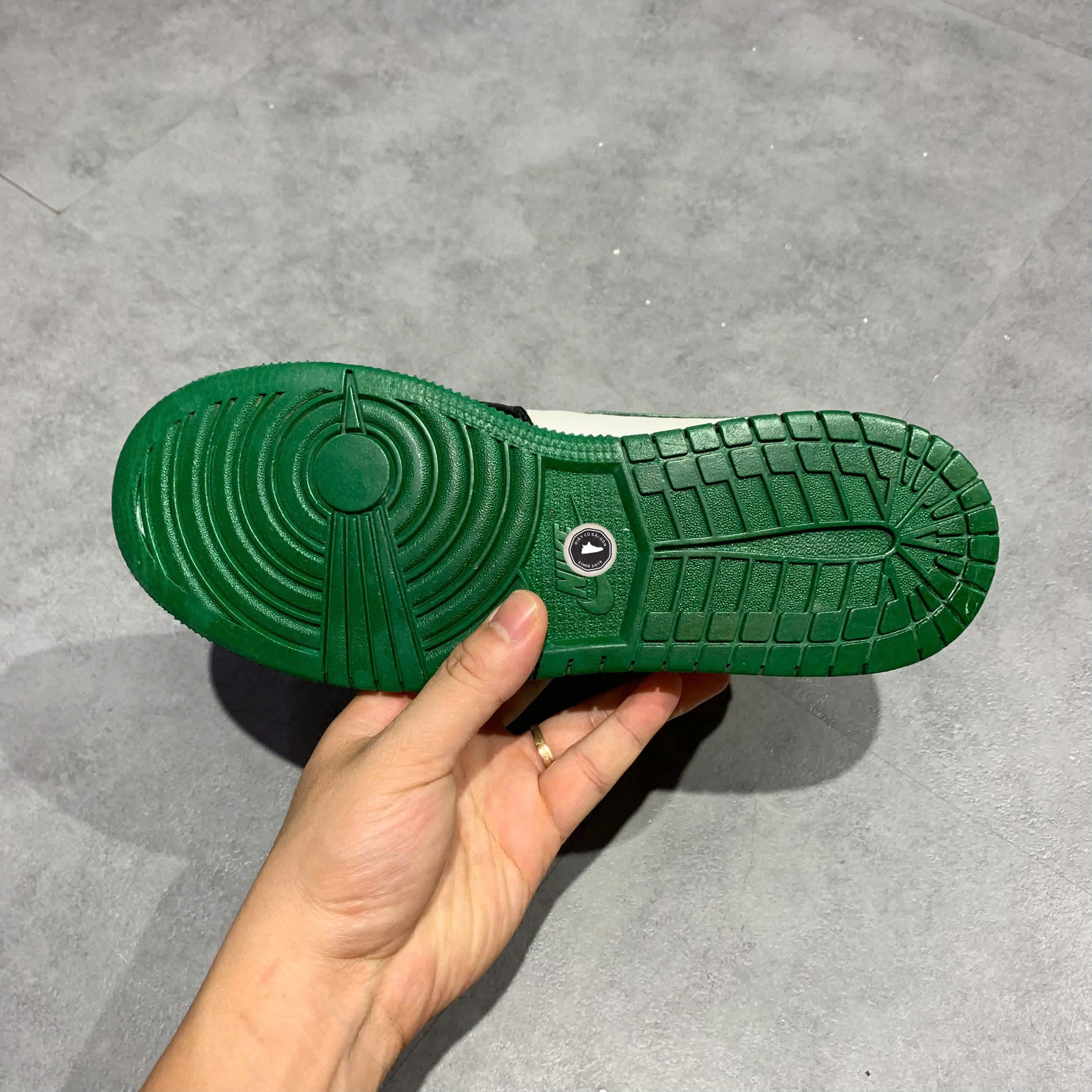 NIKE AIR JORDAN 1 MID “BLACK PINE GREEN” 554725-067 SIZE 40 GIÀY 2HAND CHÍNH HÃNG PVN19749