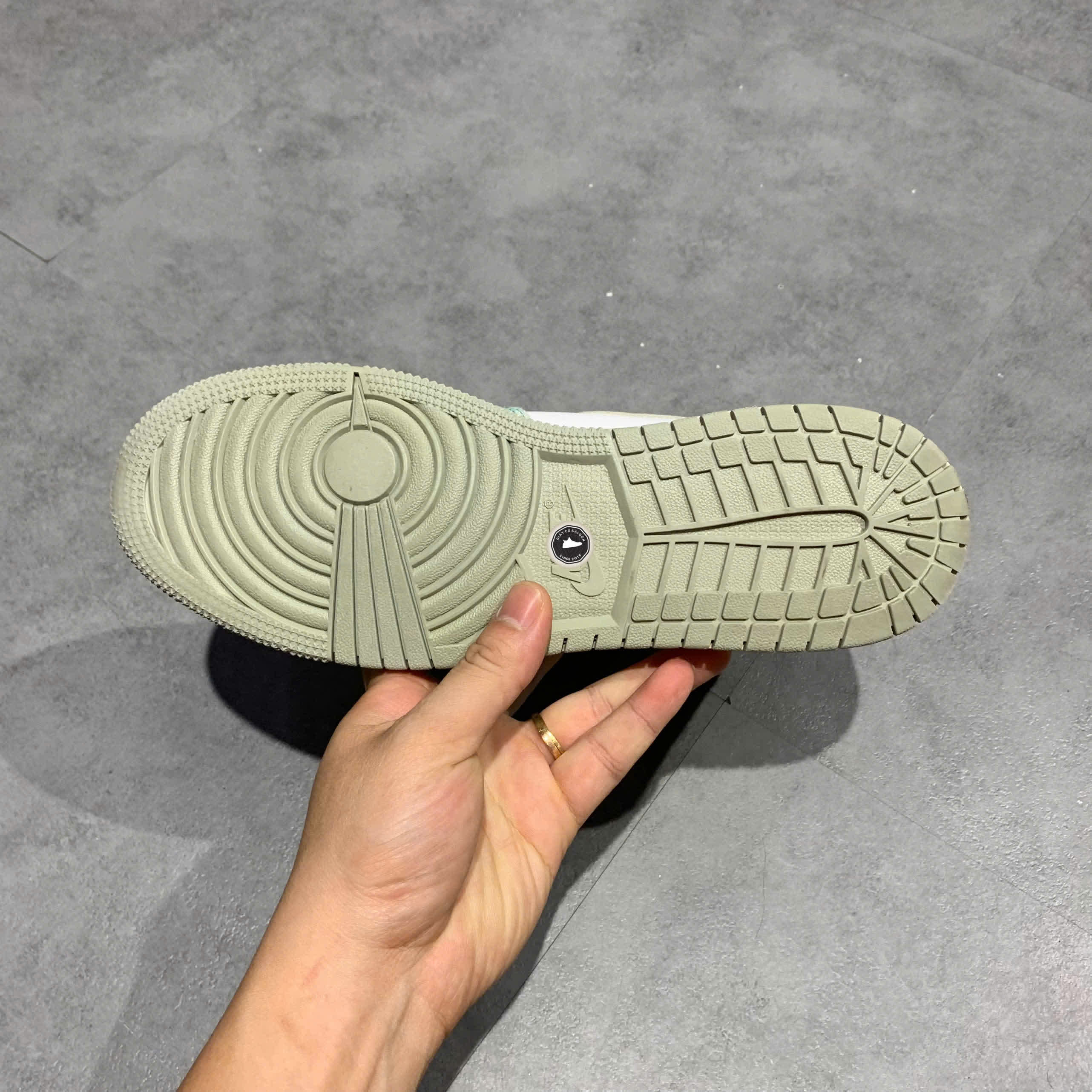 NIKE AIR JORDAN 1 RETRO HIGH OG GS ‘TURBO GREEN’ 575441-311 SIZE 39 GIÀY 2HAND CHÍNH HÃNG PVN19781