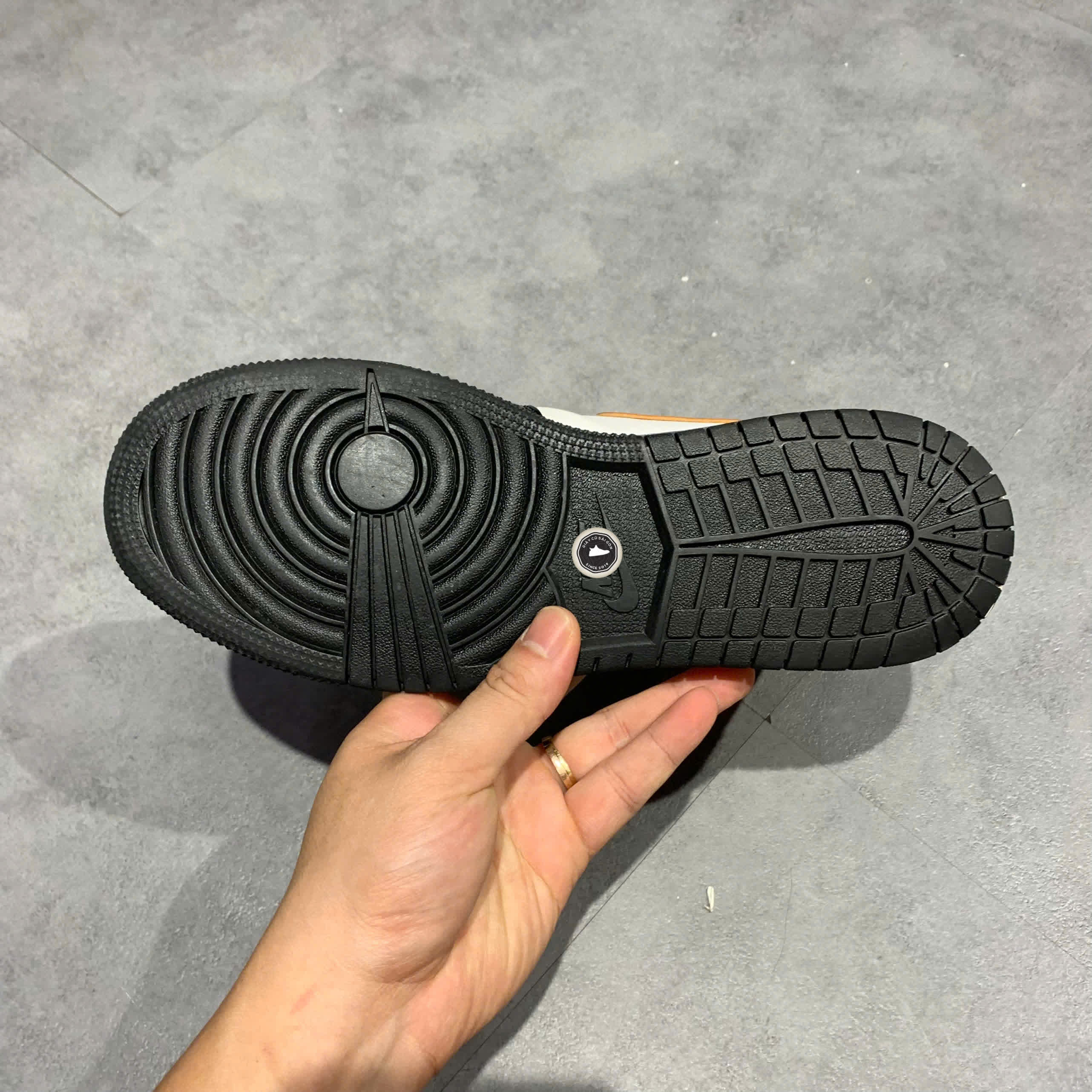 NIKE AIR JORDAN 1 MID SE 'BLACK GOLD' BQ6931-007 SIZE 40 GIÀY 2HAND CHÍNH HÃNG PVN19748