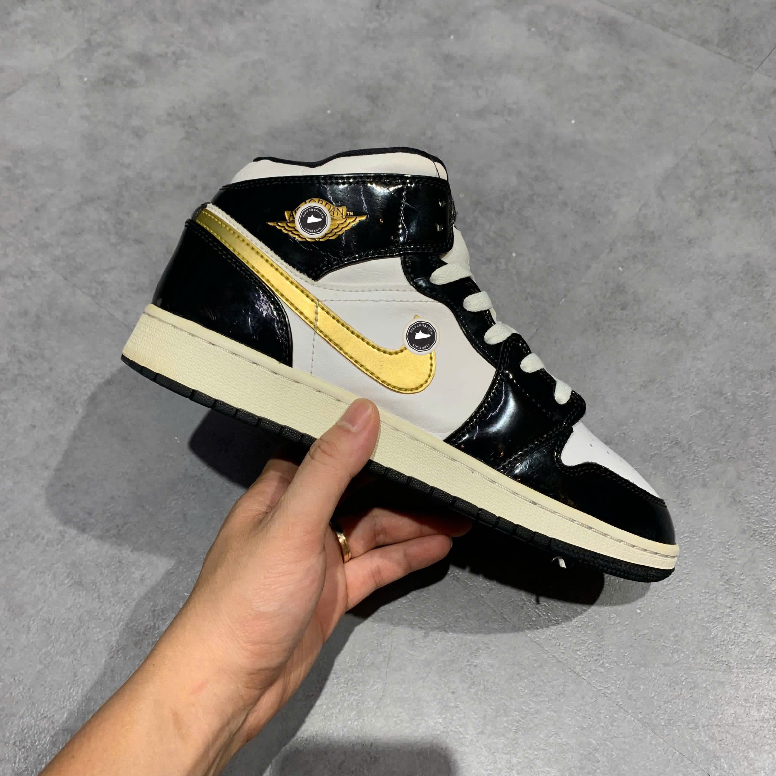 NIKE AIR JORDAN 1 MID SE 'BLACK GOLD' BQ6931-007 SIZE 40 GIÀY 2HAND CHÍNH HÃNG PVN19748