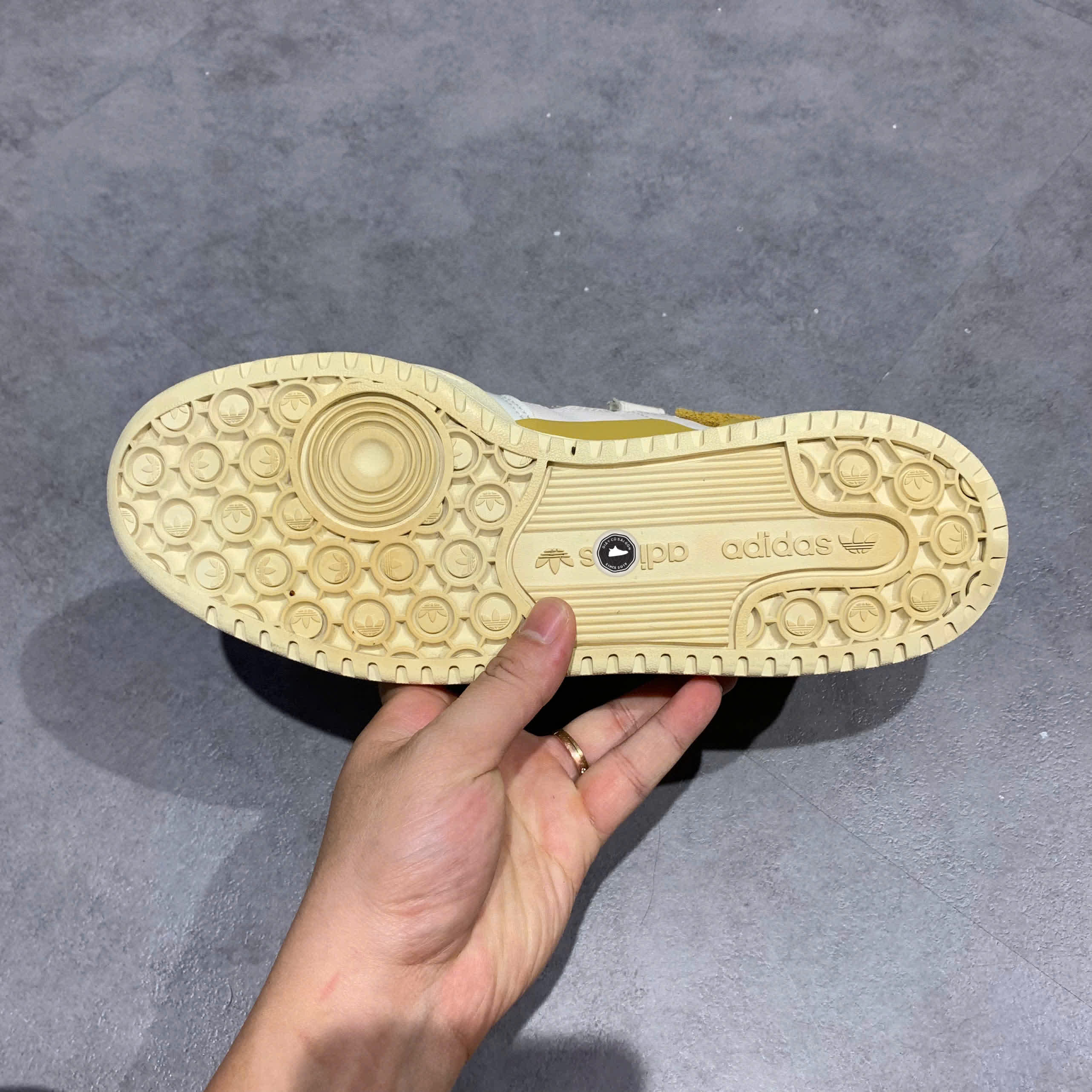 ADIDAS FORUM 84 LOW “CREAM WHITE VICTORY GOLD” GZ8961 SIZE 40 GIÀY 2HAND CHÍNH HÃNG PVN19534