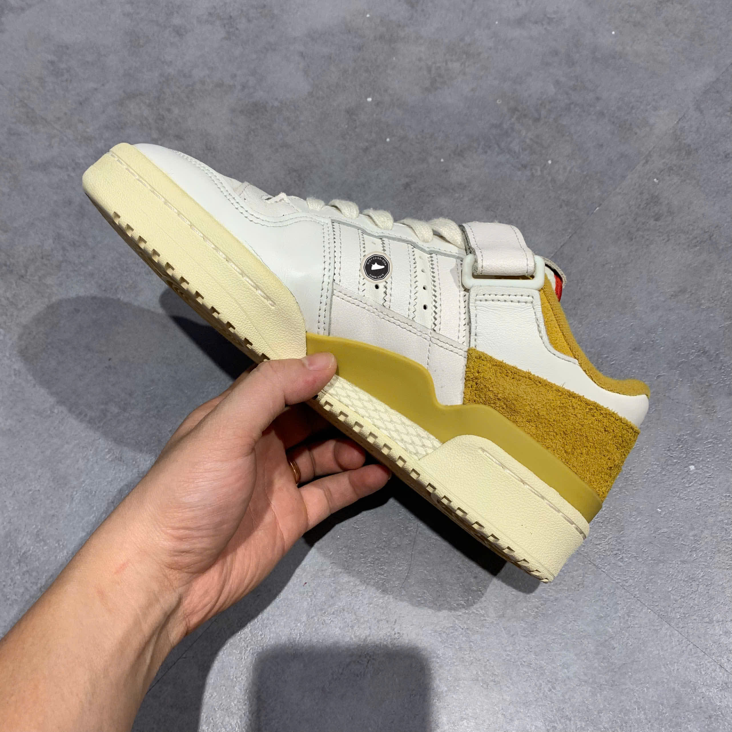 ADIDAS FORUM 84 LOW “CREAM WHITE VICTORY GOLD” GZ8961 SIZE 40 GIÀY 2HAND CHÍNH HÃNG PVN19534