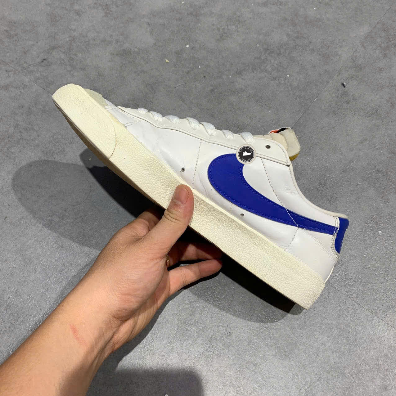 NIKE BLAZER LOW ’77 VINTAGE “SUMMIT WHITE / GYM RED” DA6364-103 — SIZE 42.5 GIÀY 2HAND CHÍNH HÃNG — PVN19686