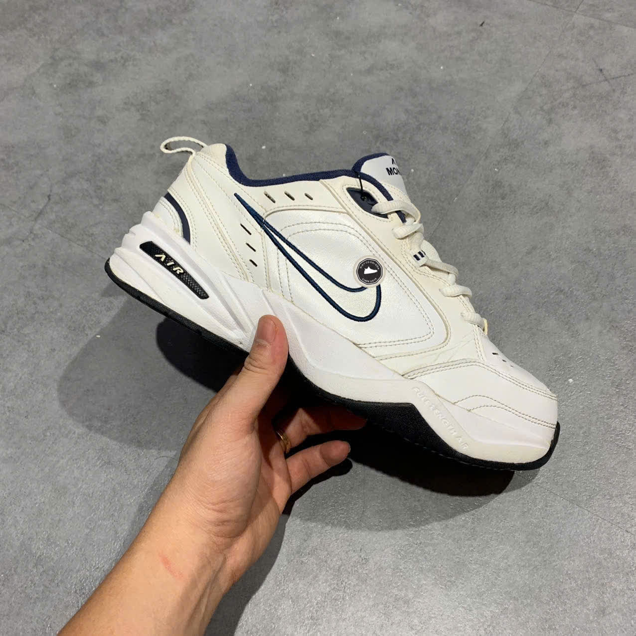 NIKE AIR MONARCH IV “WHITE × METALLIC SILVER × MIDNIGHT NAVY” 416355-102 SIZE 40.5 GIÀY 2HAND CHÍNH HÃNG PVN19707
