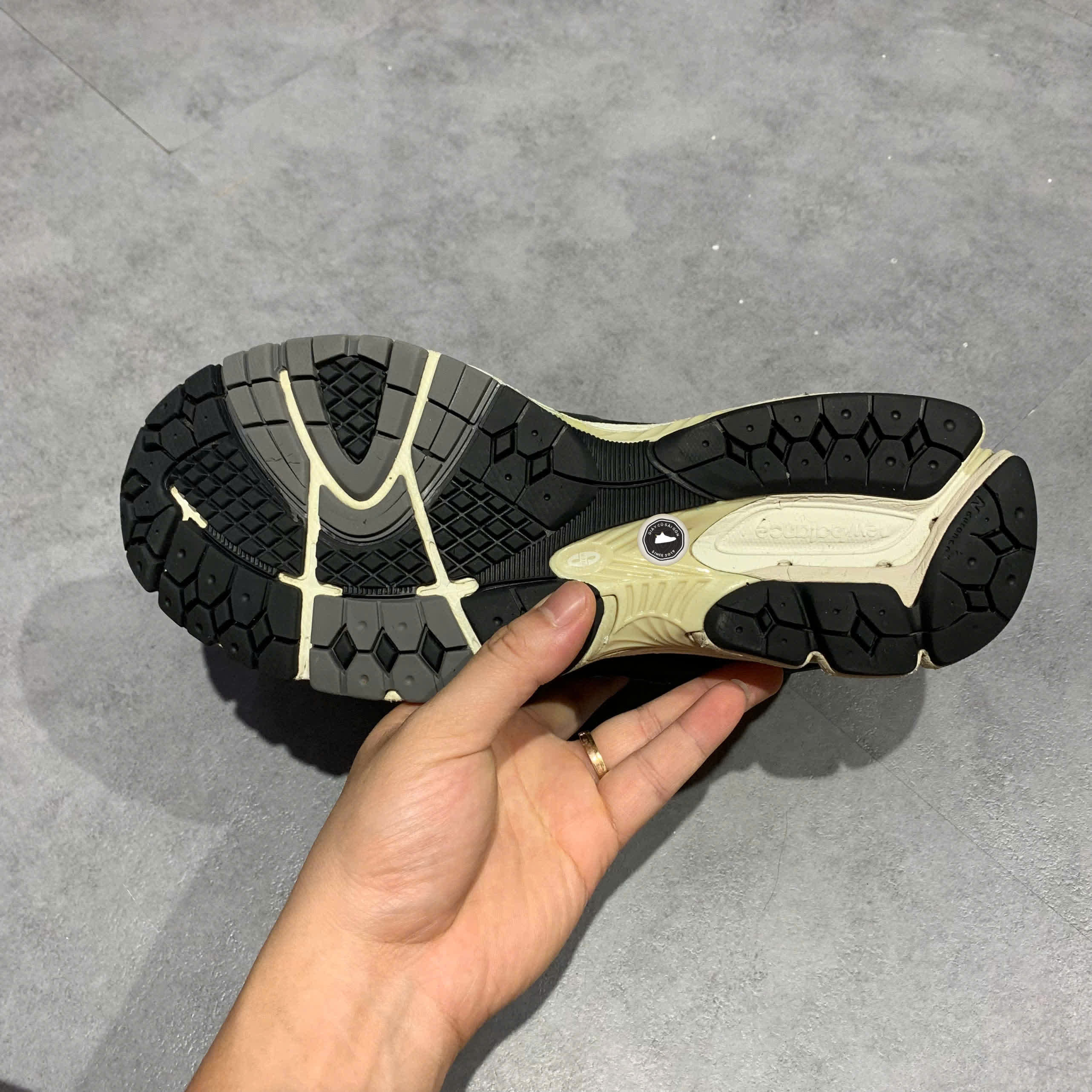 NEW BALANCE 2002R M2002RNC SIZE 42.5 GIÀY 2HAND CHÍNH HÃNG PVN19863