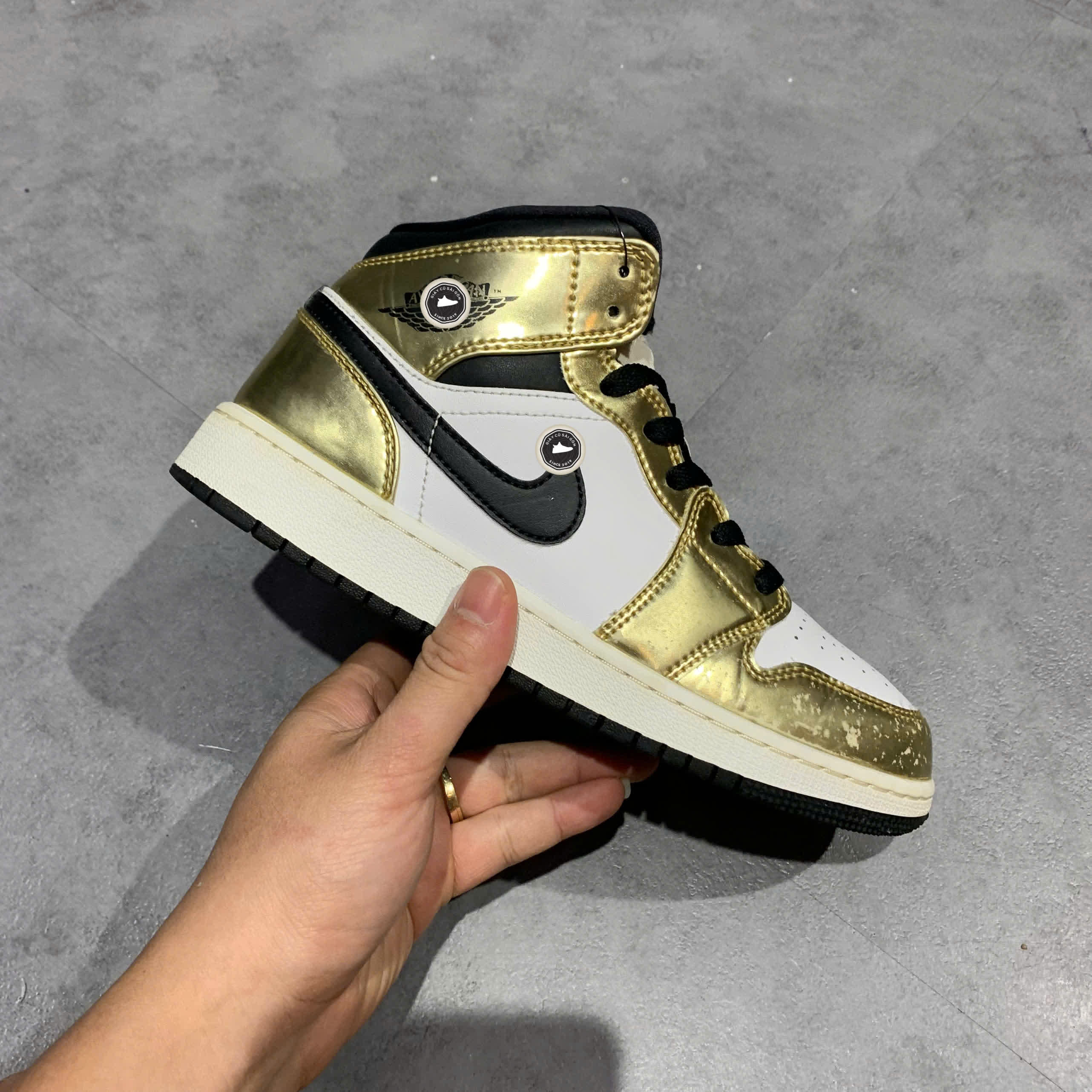 AIR JORDAN 1 MID SE ‘METALLIC GOLD’ DC1420-700 SIZE 37.5 GIÀY 2HAND CHÍNH HÃNG PVN20182