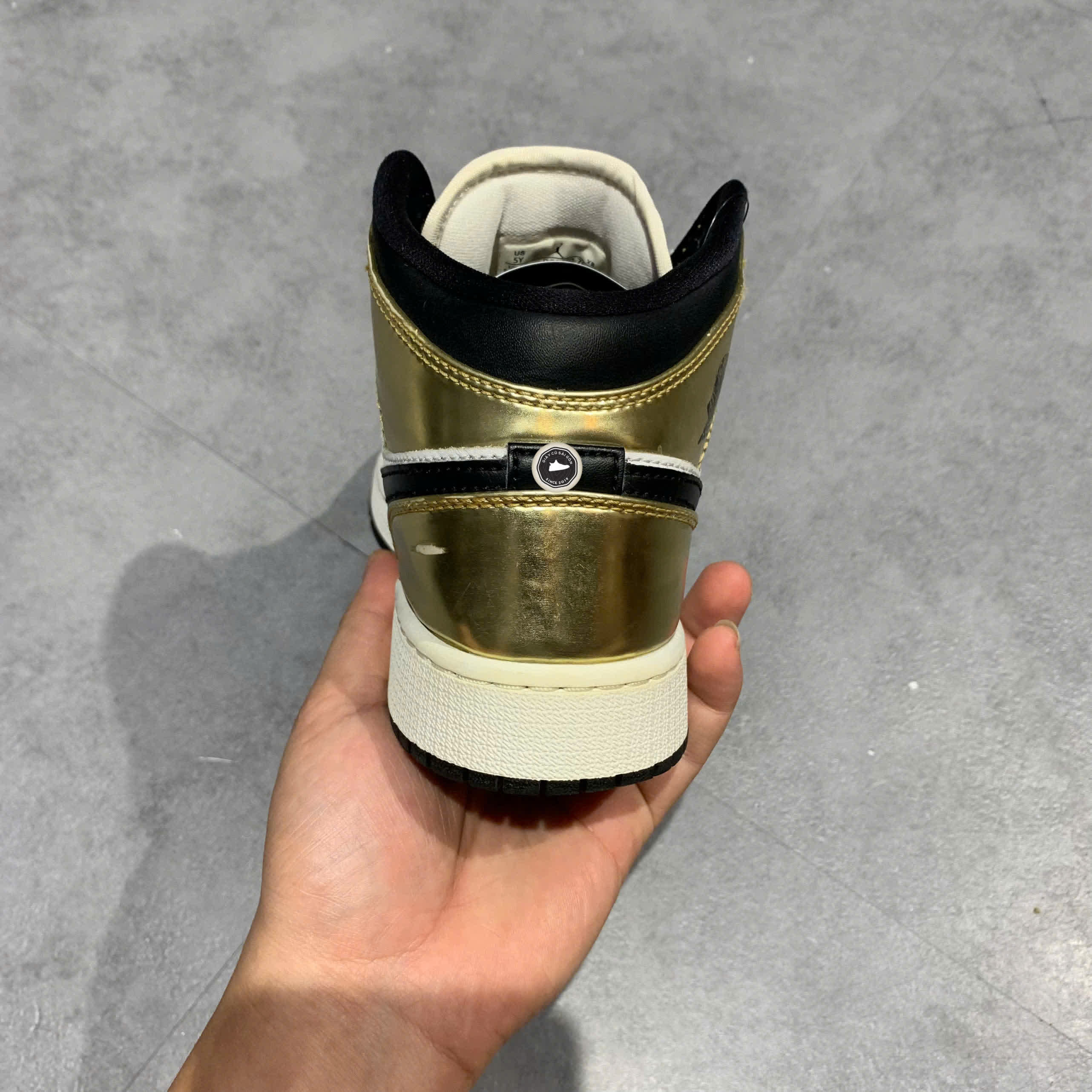 AIR JORDAN 1 MID SE ‘METALLIC GOLD’ DC1420-700 SIZE 37.5 GIÀY 2HAND CHÍNH HÃNG PVN20182