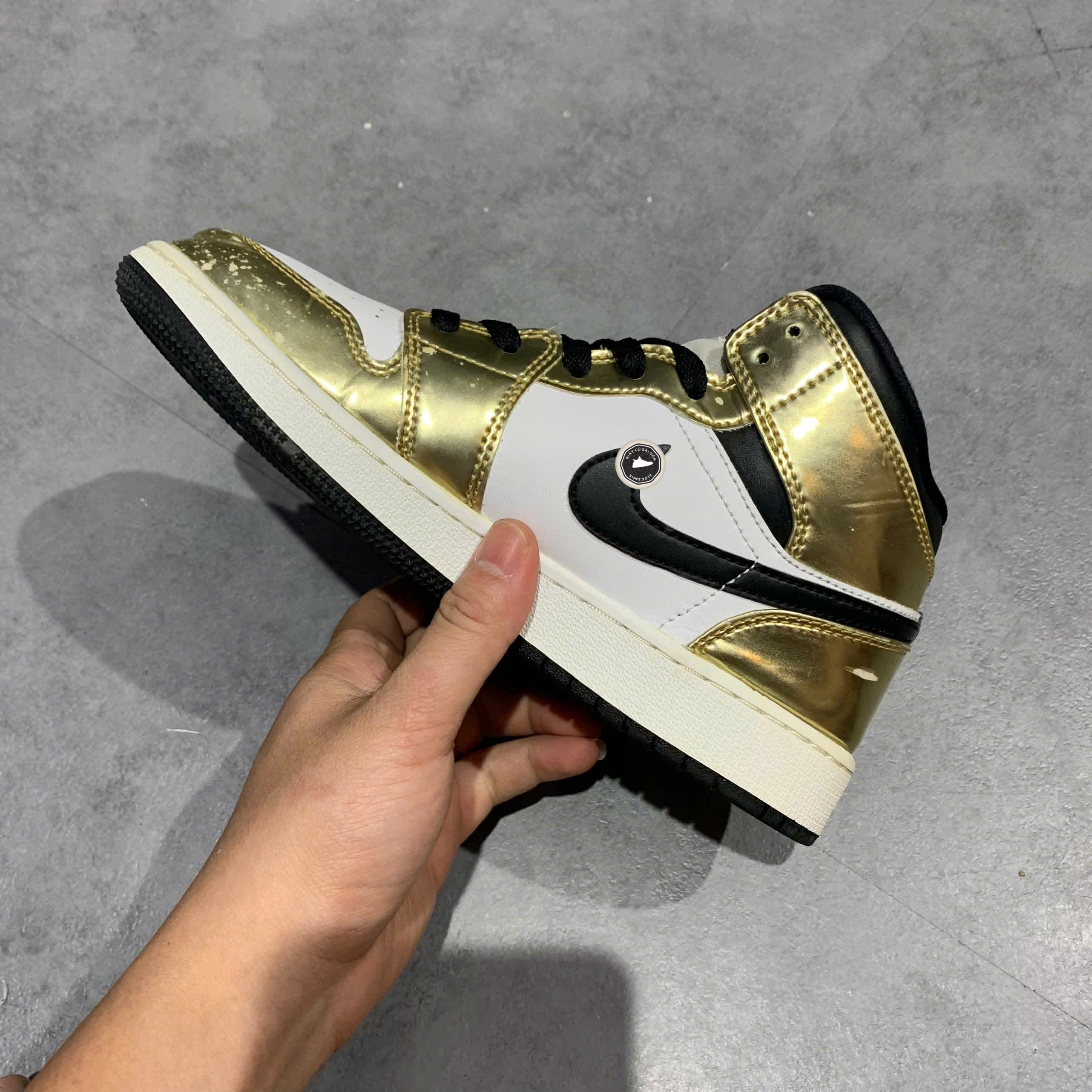 AIR JORDAN 1 MID SE ‘METALLIC GOLD’ DC1420-700 SIZE 37.5 GIÀY 2HAND CHÍNH HÃNG PVN20182