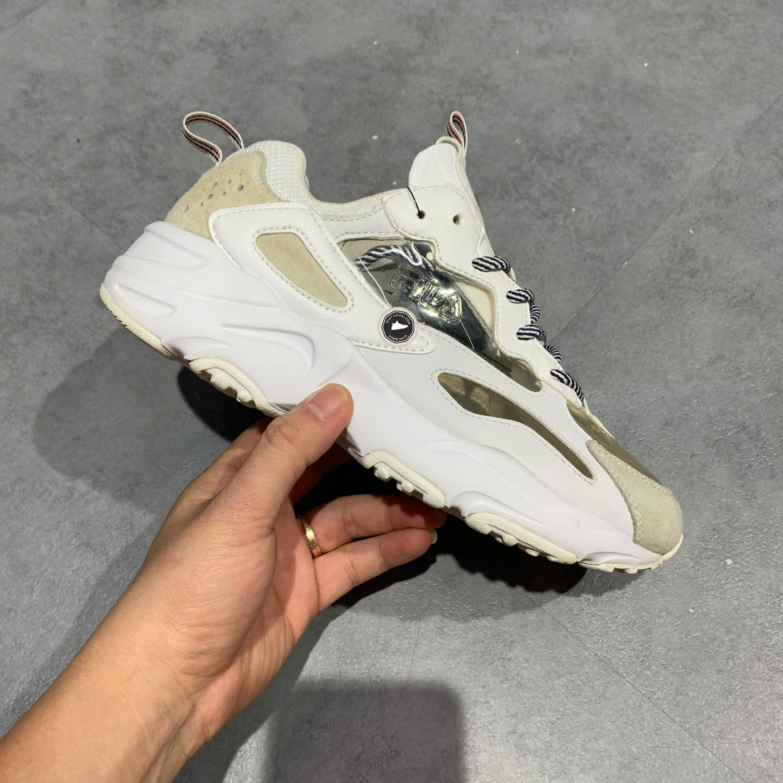 FILA RAY 'WHITE NAVY' FS1SIA3061X-WBK SIZE 38 GIÀY 2HAND CHÍNH HÃNG PVN20250