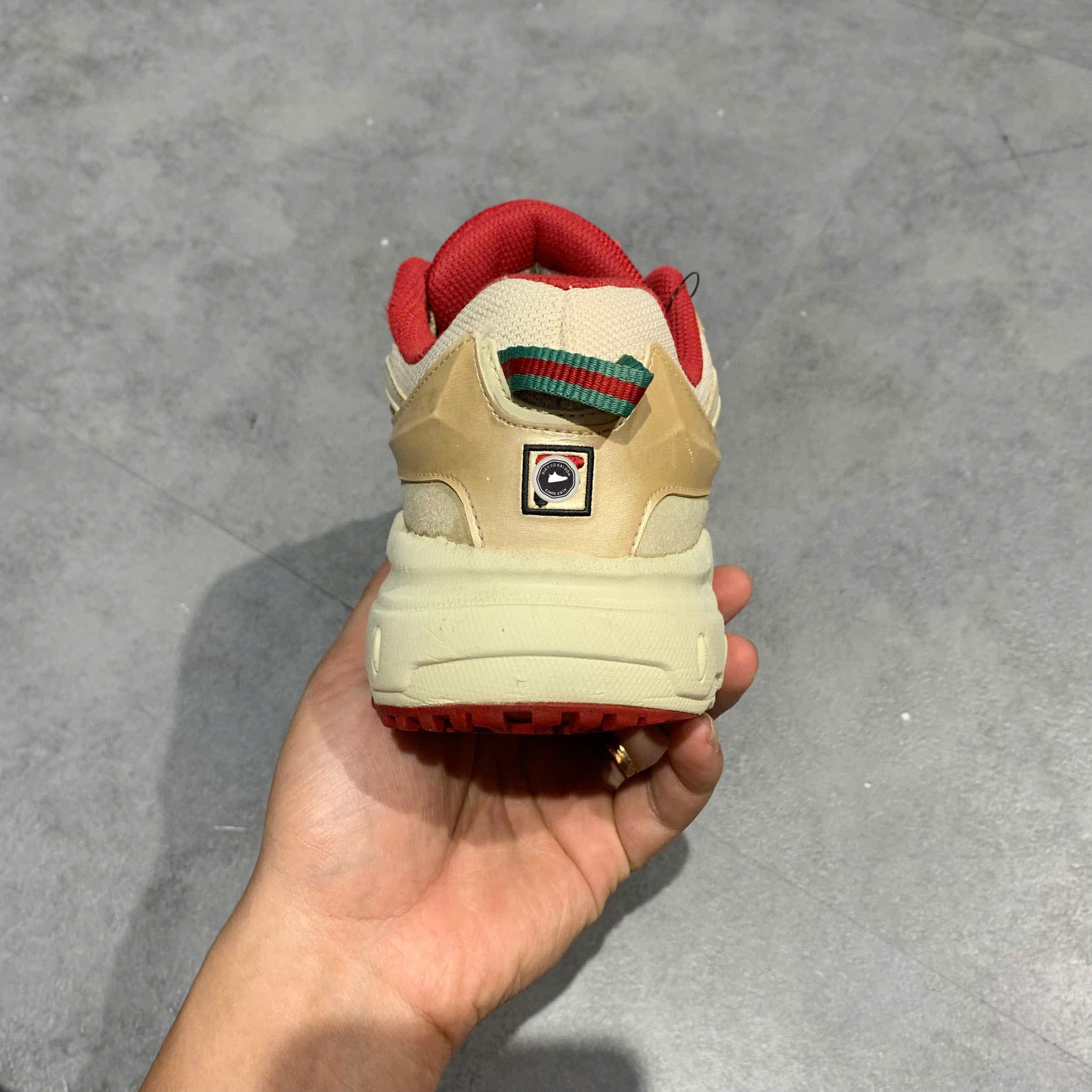 FILA RETRO RUNNING SHOES GOLDEN 010ZJ0120 SIZE 38 GIÀY 2HAND CHÍNH HÃNG PVN20119