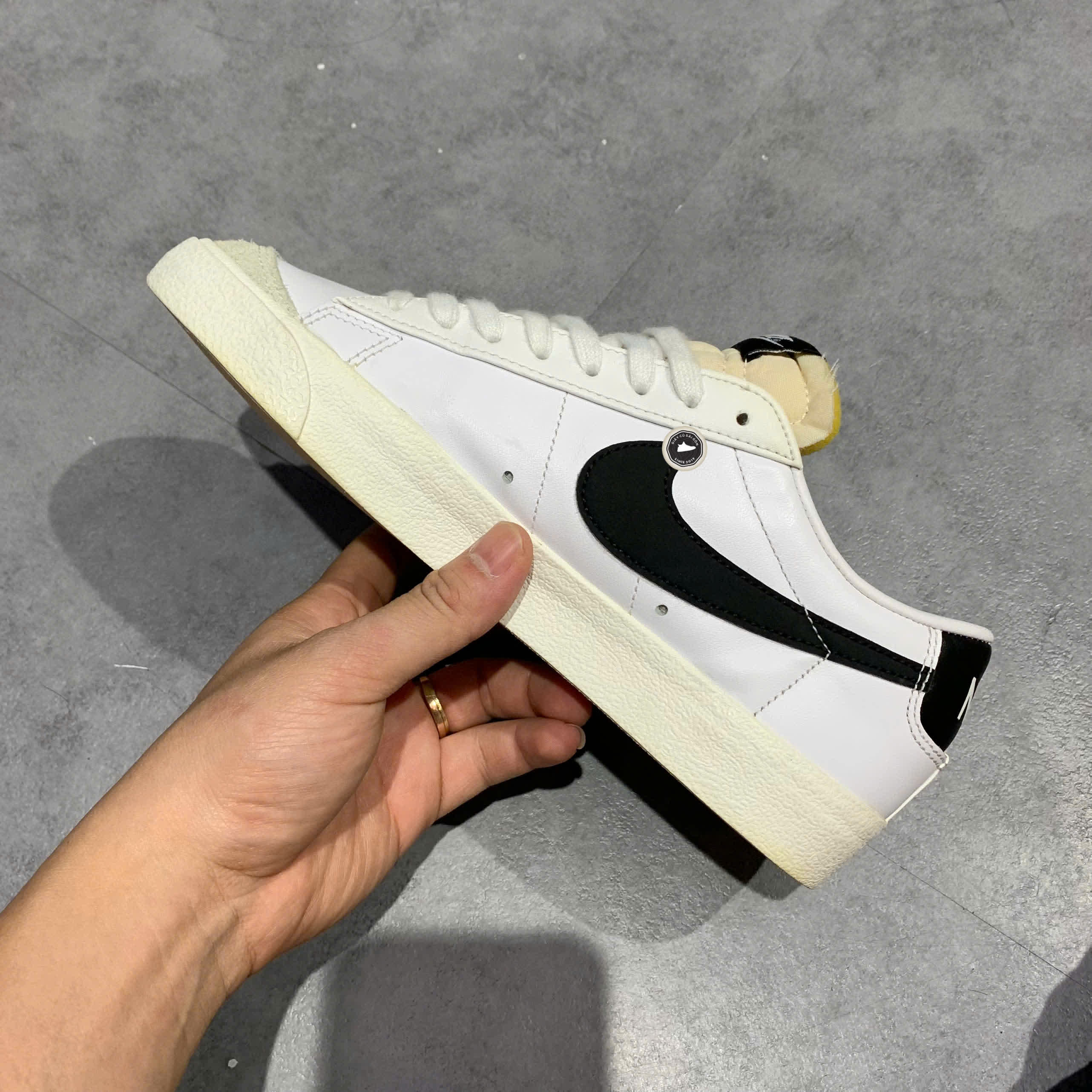 NIKE BLAZER LOW ’77 “WHITE BLACK” DC4769-102 SIZE 38.5 GIÀY 2HAND CHÍNH HÃNG PVN20173