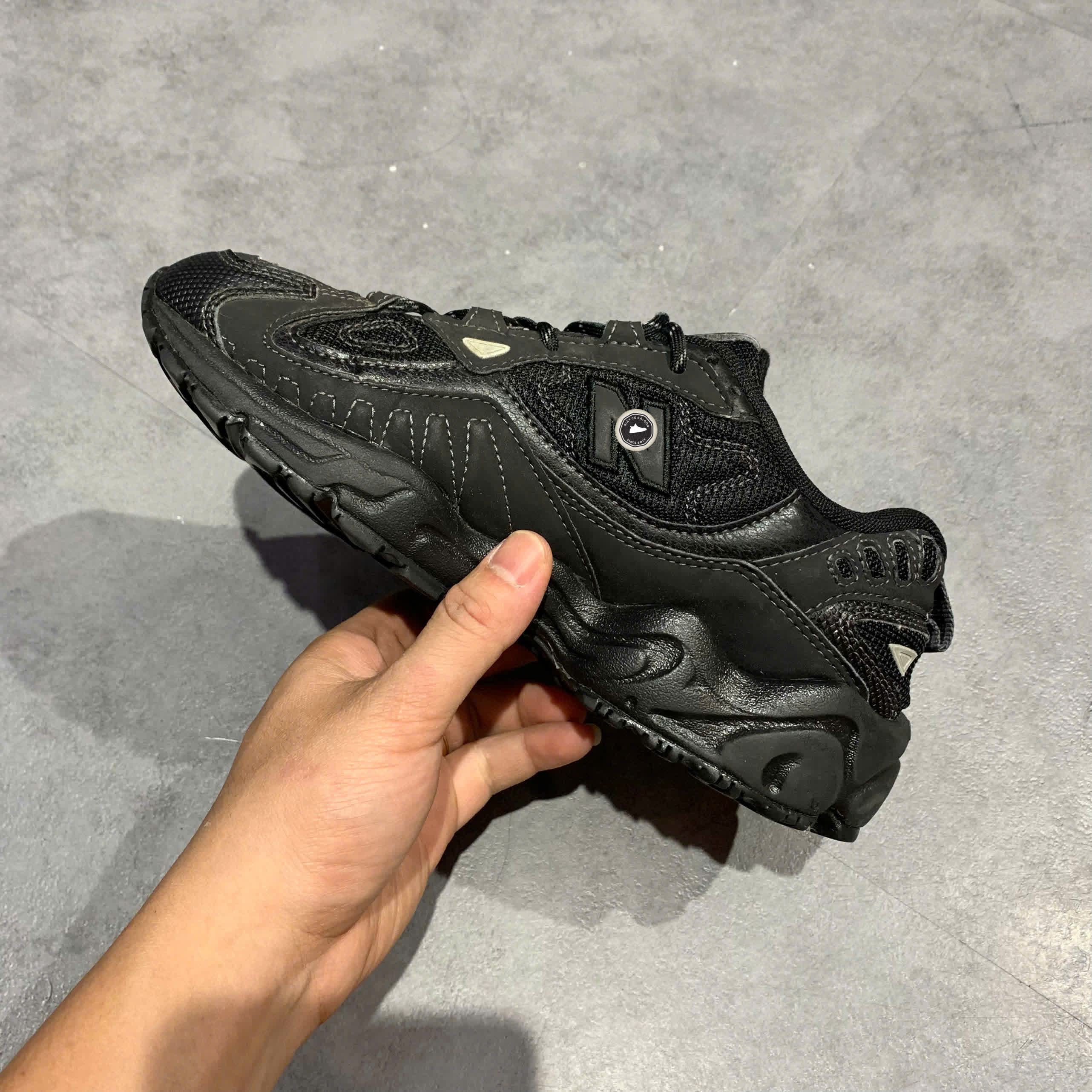 NEW BALANCE 703 TRIPLE BLACK WL703CB SIZE 37 GIÀY 2HAND CHÍNH HÃNG PVN20134