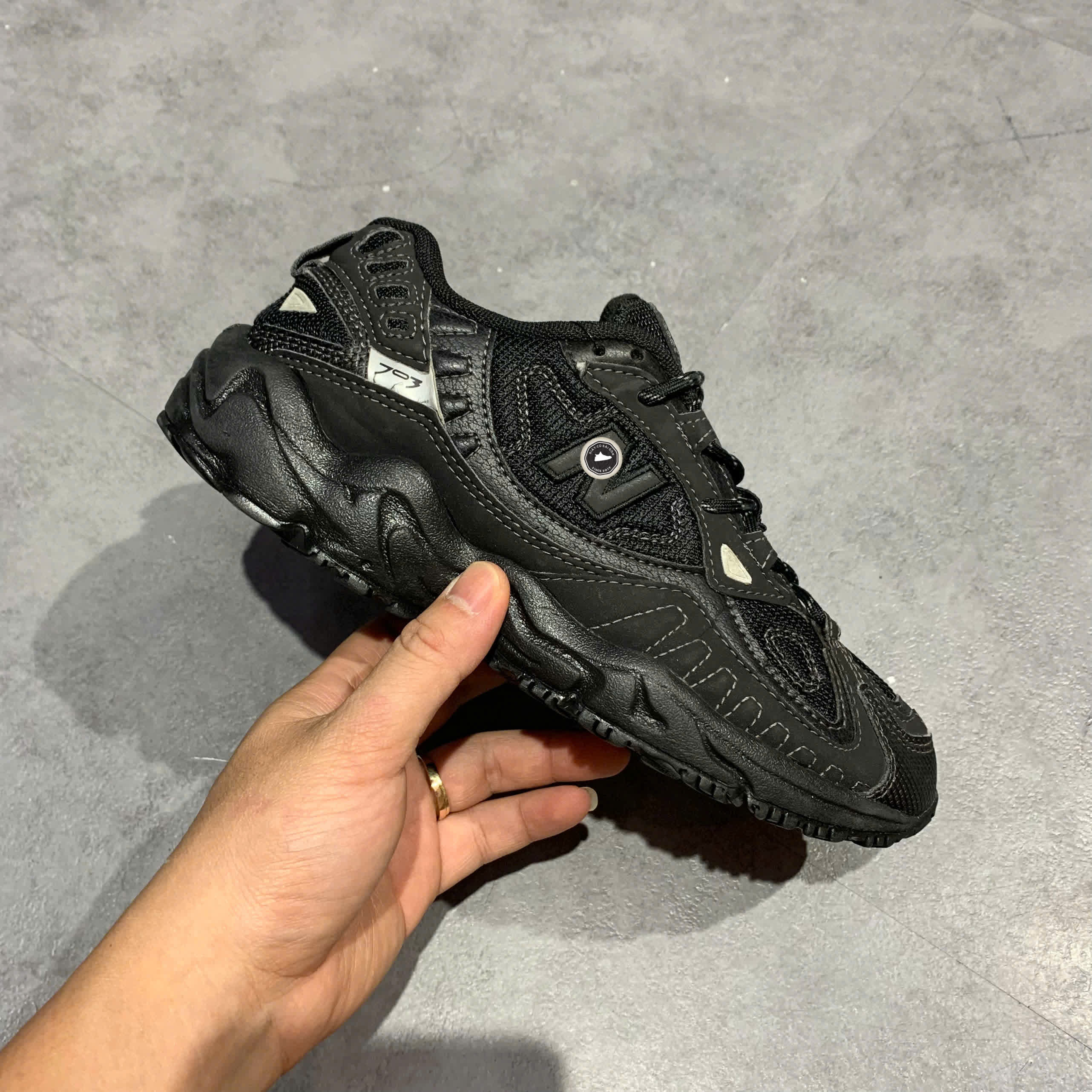 NEW BALANCE 703 TRIPLE BLACK WL703CB SIZE 37 GIÀY 2HAND CHÍNH HÃNG PVN20134