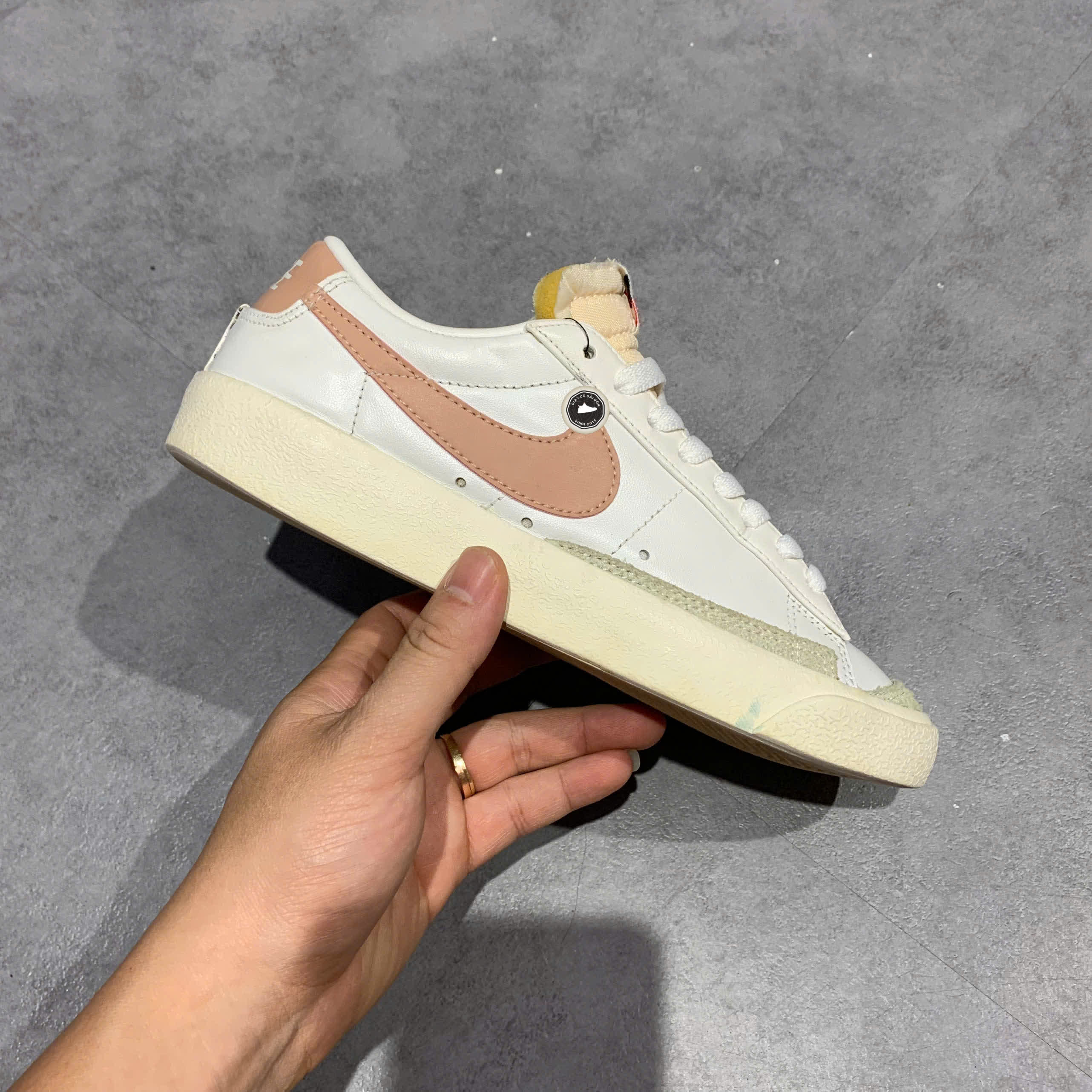 NIKE BLAZER LOW ’77 WHITE ROSE DC4769-109 SIZE 37.5 GIÀY 2HAND CHÍNH HÃNG PVN20232