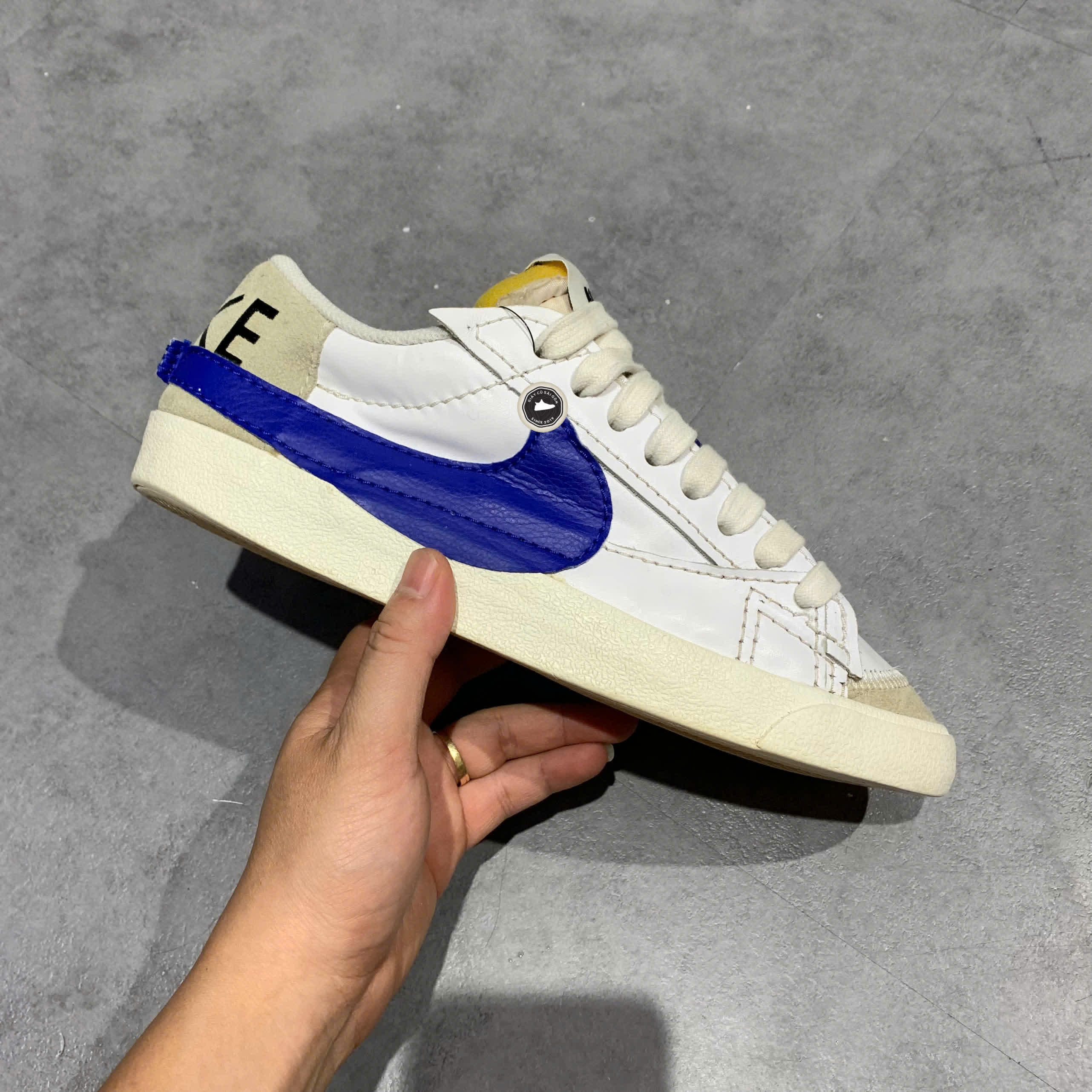 NIKE BLAZER LOW ’77 JUMBO “WHITE / OLD ROYAL” DQ8768-100 SIZE 42 ½ GIÀY 2HAND CHÍNH HÃNG PVN19972