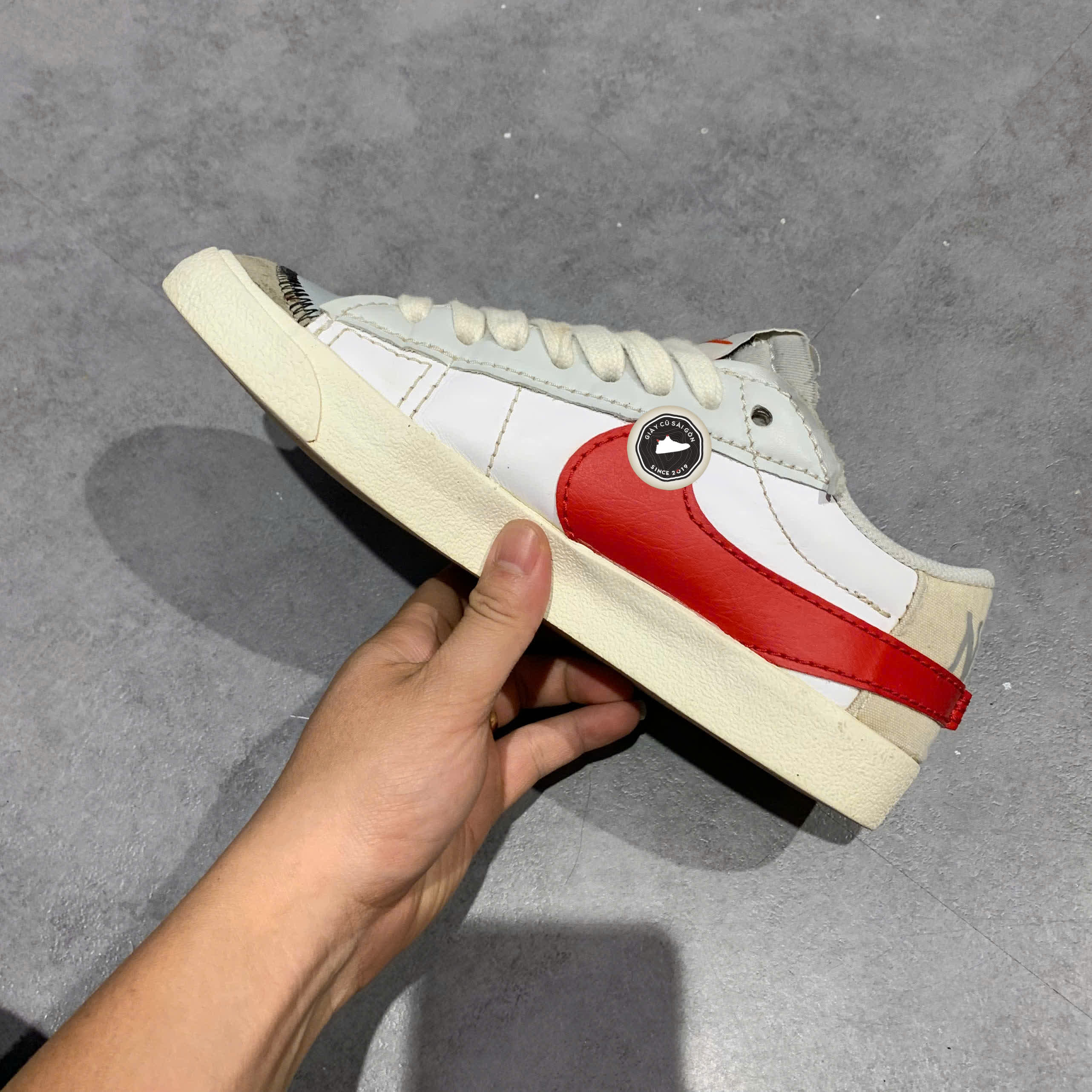 NIKE BLAZER LOW ’77 JUMBO “WHITE / PHOTON DUST / UNIVERSITY RED” DQ8769-100 SIZE 42 GIÀY 2HAND CHÍNH HÃNG PVN19931