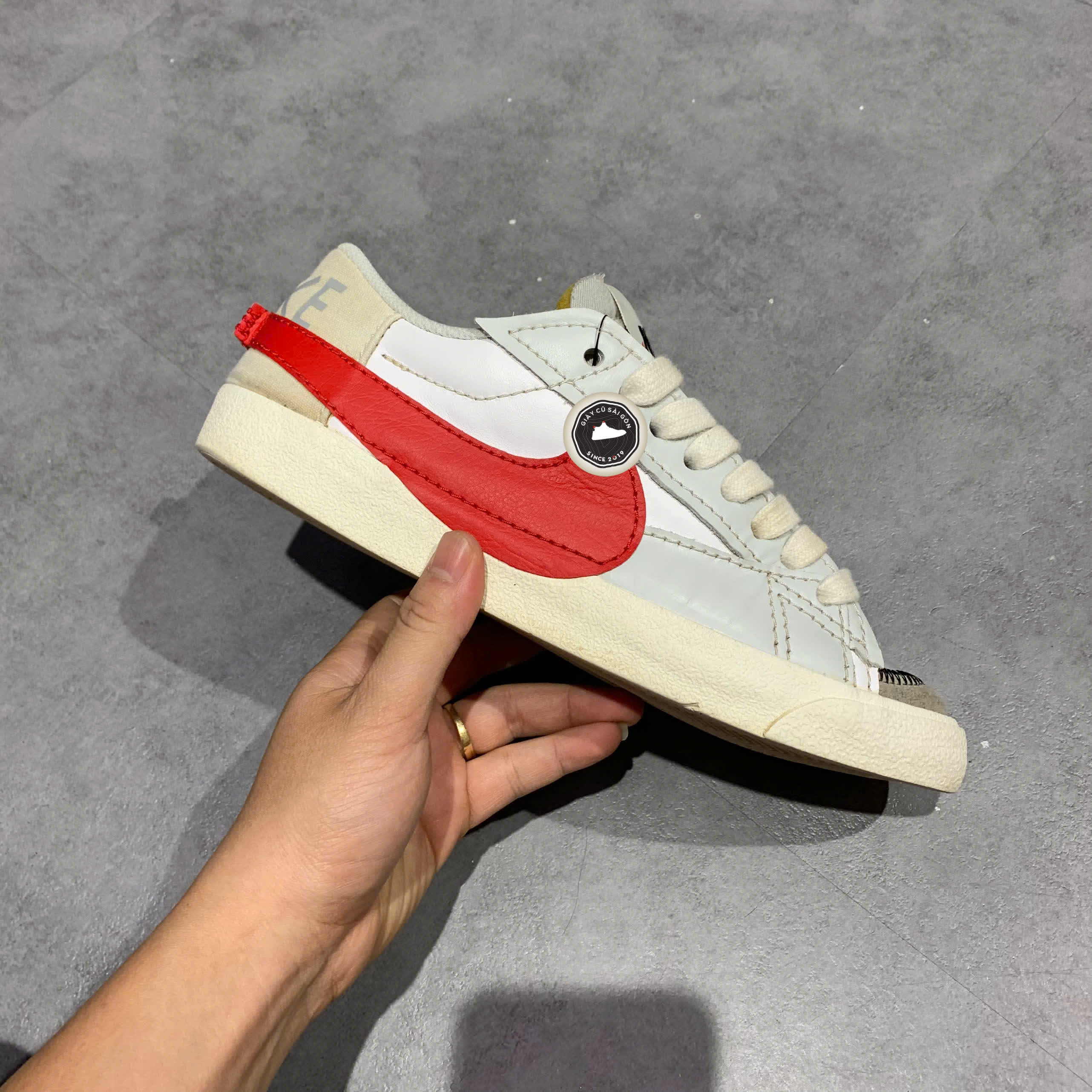 NIKE BLAZER LOW ’77 JUMBO “WHITE / PHOTON DUST / UNIVERSITY RED” DQ8769-100 SIZE 42 GIÀY 2HAND CHÍNH HÃNG PVN19931
