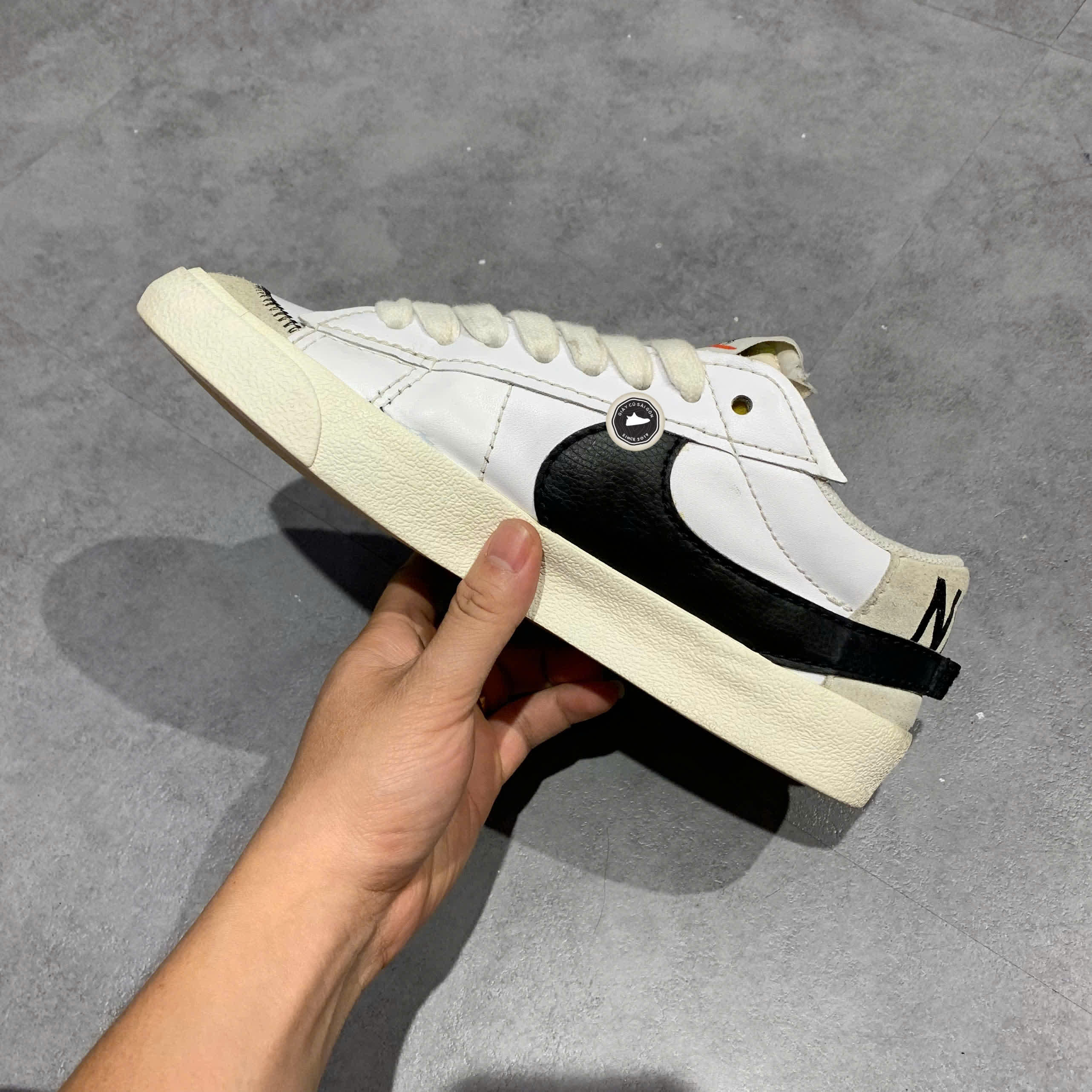 NIKE BLAZER LOW ’77 JUMBO ‘WHITE/BLACK/SAIL’ DN2158-101 SIZE 42.5 GIÀY 2HAND CHÍNH HÃNG PVN19985