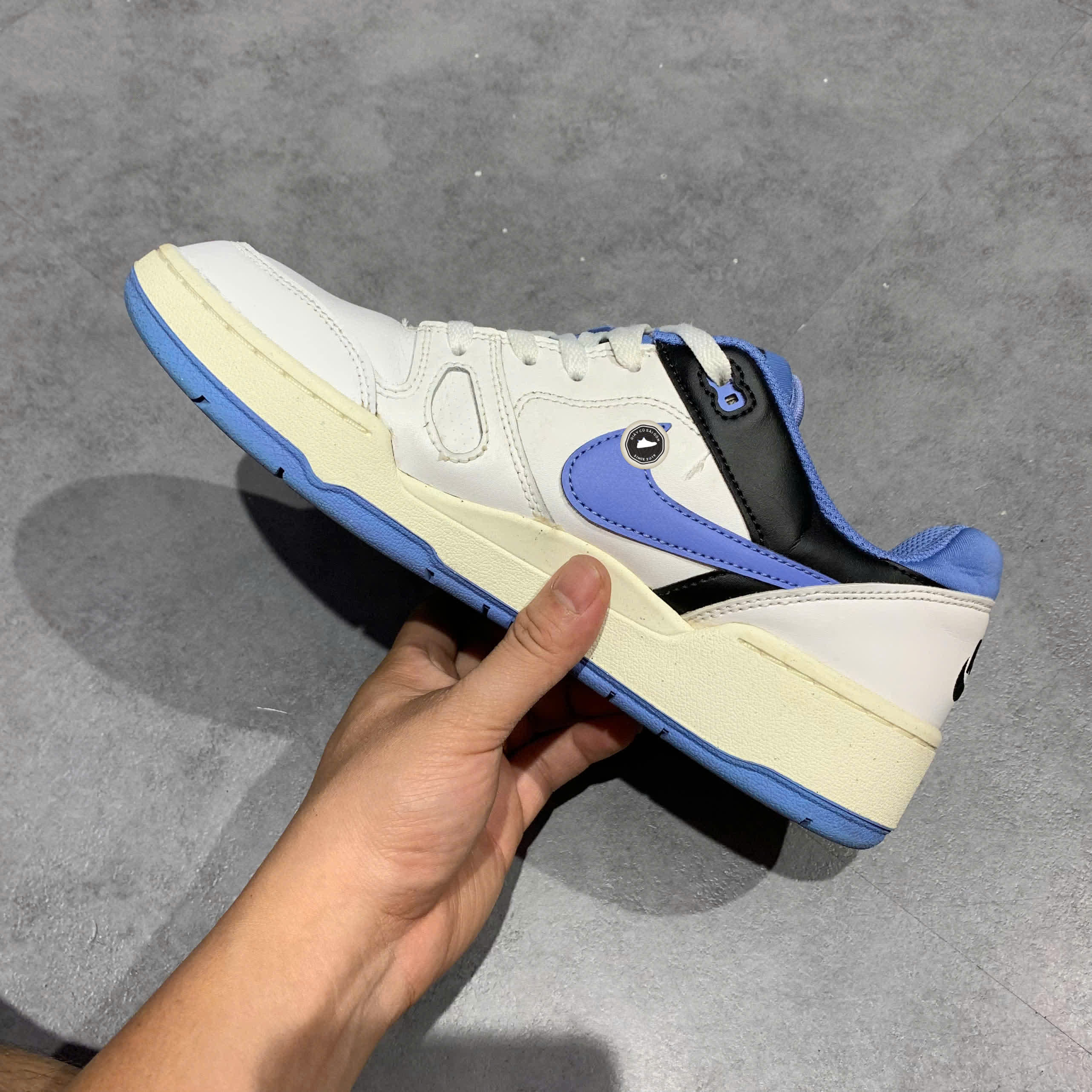 NIKE FULL FORCE LOW ‘POLAR BLUE / WHITE / BLACK / SAIL’ FB1362-100 SIZE 42.5 GIÀY 2HAND CHÍNH HÃNG PVN20023