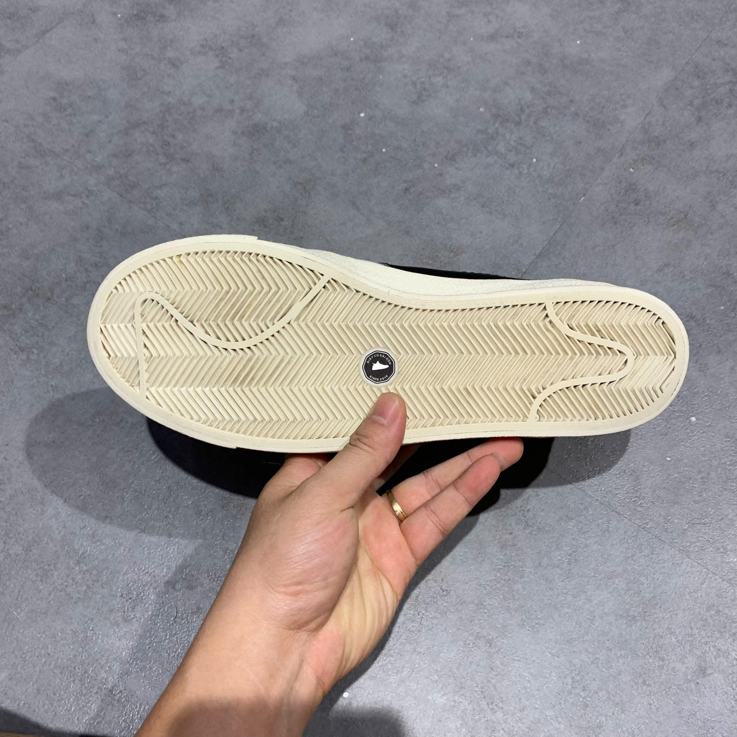 ChatGPT said:  NIKE BLAZER LOW ’77 JUMBO WHITE / BLACK / SAIL DN2158-101 SIZE 42 GIÀY 2HAND CHÍNH HÃNG PVN20022