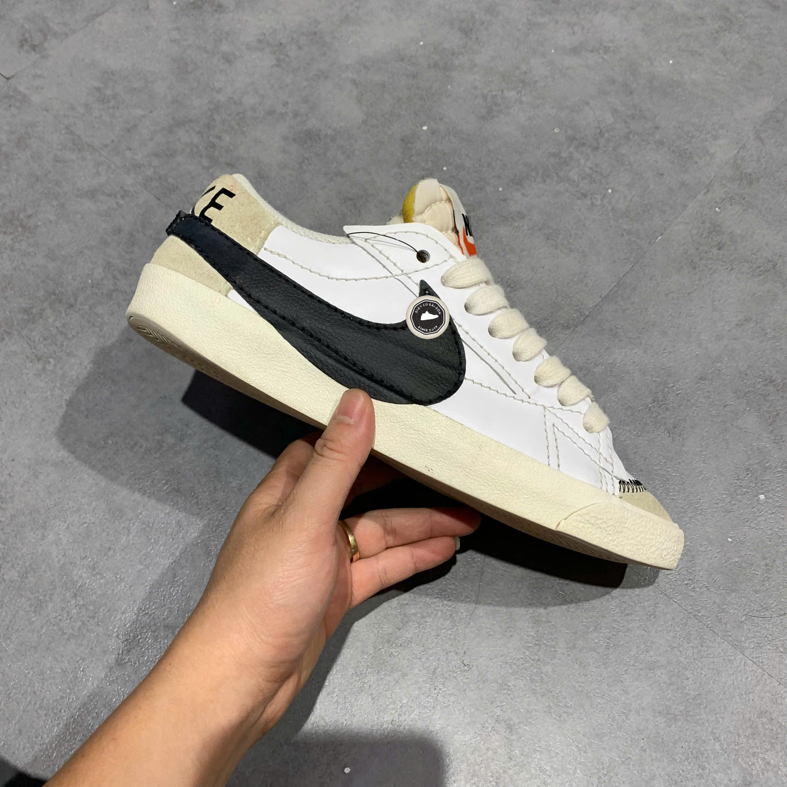 ChatGPT said:  NIKE BLAZER LOW ’77 JUMBO WHITE / BLACK / SAIL DN2158-101 SIZE 42 GIÀY 2HAND CHÍNH HÃNG PVN20022