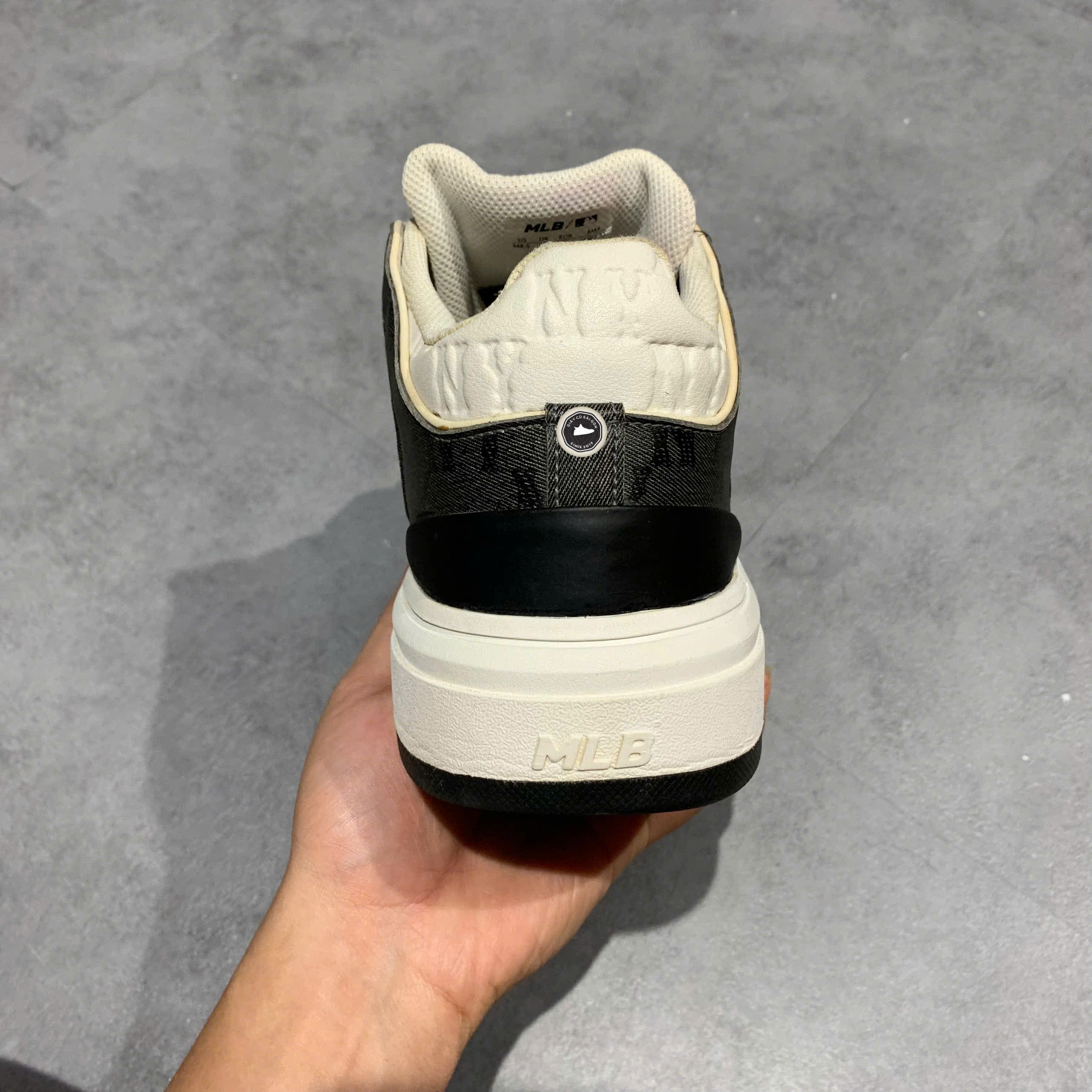 MLB CHUNKY LINER MID CLASSIC MONOGRAM NY YANKEES 3ASXCMM4N SIZE 42 GIÀY 2HAND CHÍNH HÃNG PVN19961