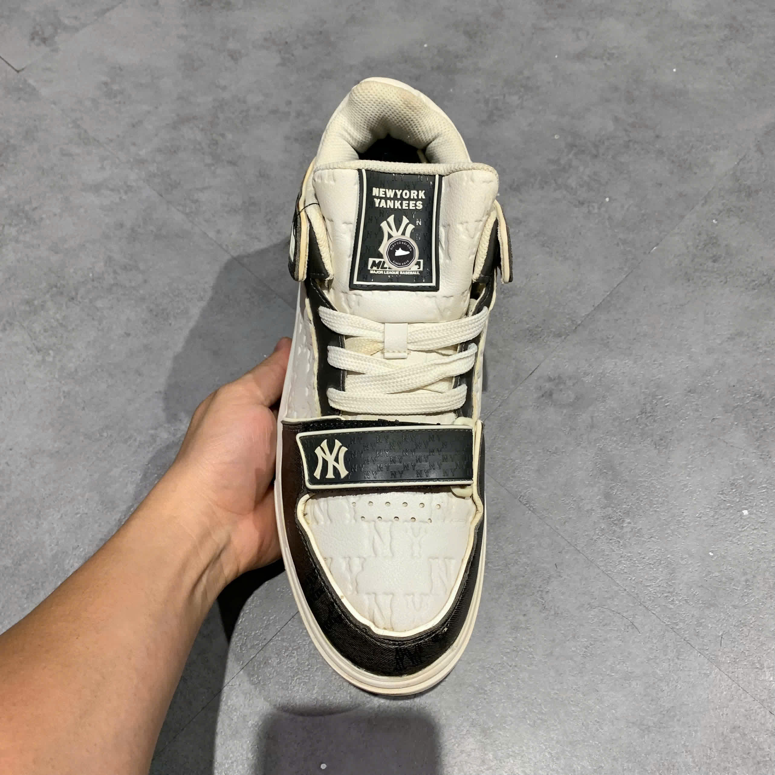 MLB CHUNKY LINER MID CLASSIC MONOGRAM NY YANKEES 3ASXCMM4N SIZE 42 GIÀY 2HAND CHÍNH HÃNG PVN19961