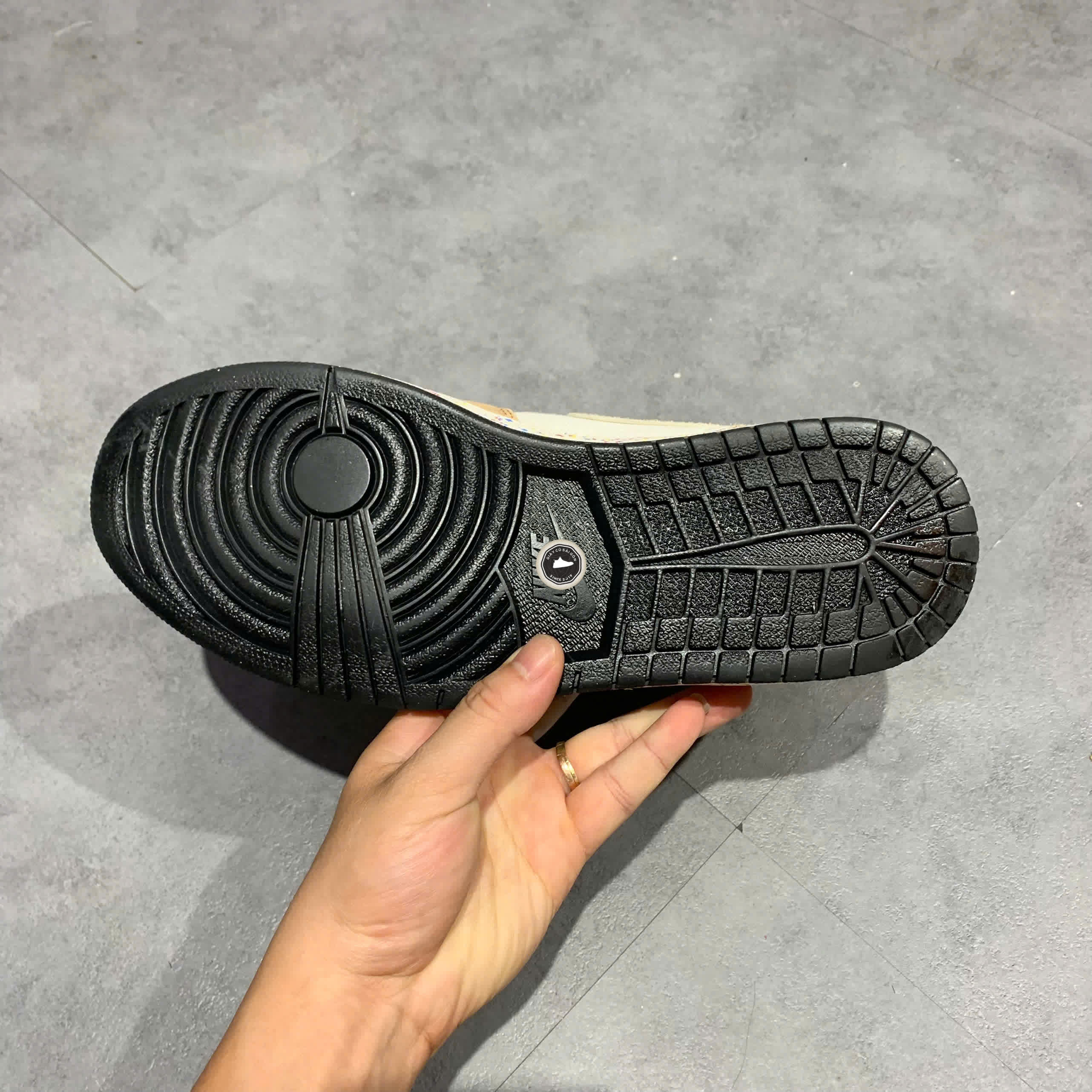 NIKE AIR JORDAN 1 MID “BRUSHSTROKE PAINT SPLATTER” DA8005-100 SIZE 44 GIÀY 2HAND CHÍNH HÃNG PVN20024