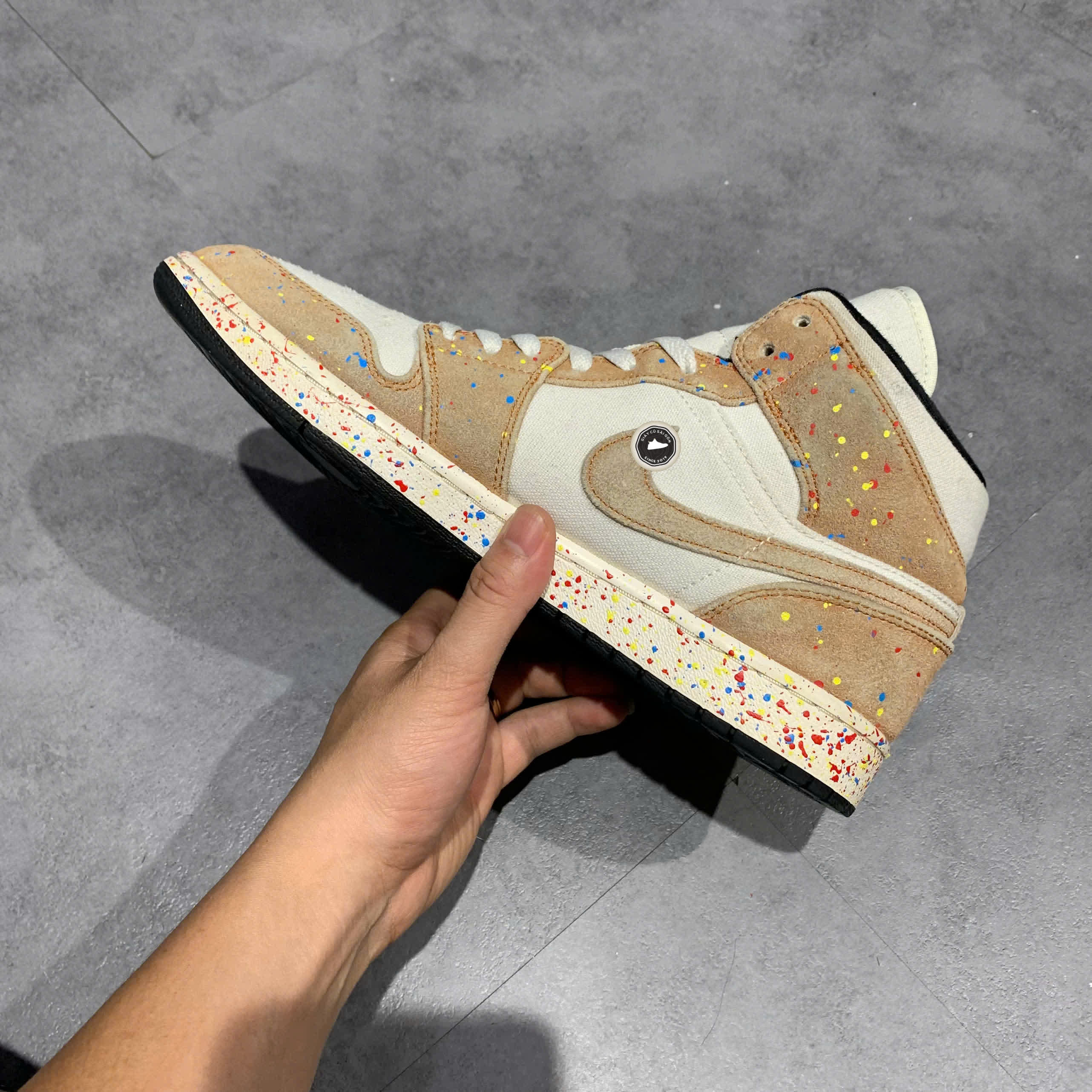 NIKE AIR JORDAN 1 MID “BRUSHSTROKE PAINT SPLATTER” DA8005-100 SIZE 44 GIÀY 2HAND CHÍNH HÃNG PVN20024