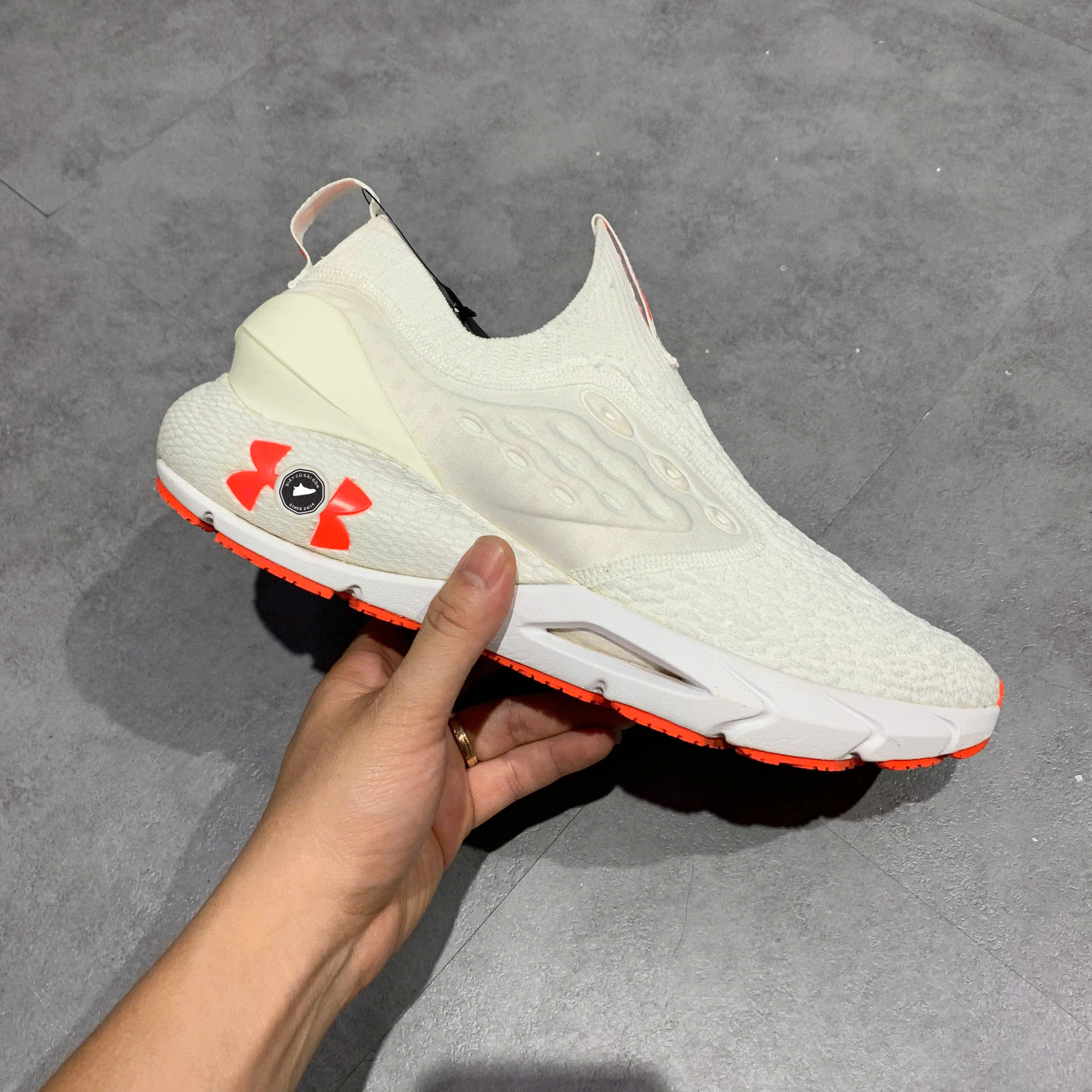 UNDER ARMOUR HOVR PHANTOM 2 SLIP – 3024806-100 SIZE 45 GIÀY 2HAND CHÍNH HÃNG PVN19991