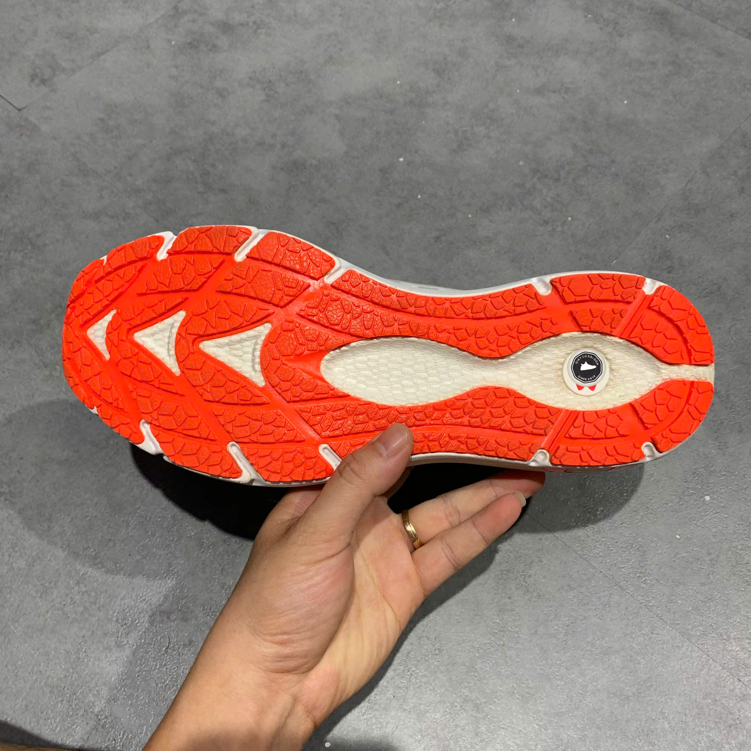 UNDER ARMOUR HOVR PHANTOM 2 SLIP – 3024806-100 SIZE 45 GIÀY 2HAND CHÍNH HÃNG PVN19991