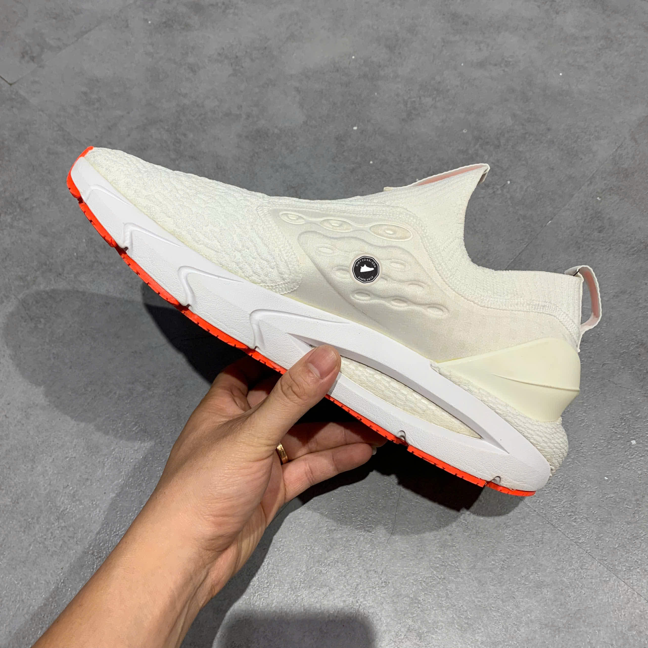 UNDER ARMOUR HOVR PHANTOM 2 SLIP – 3024806-100 SIZE 45 GIÀY 2HAND CHÍNH HÃNG PVN19991