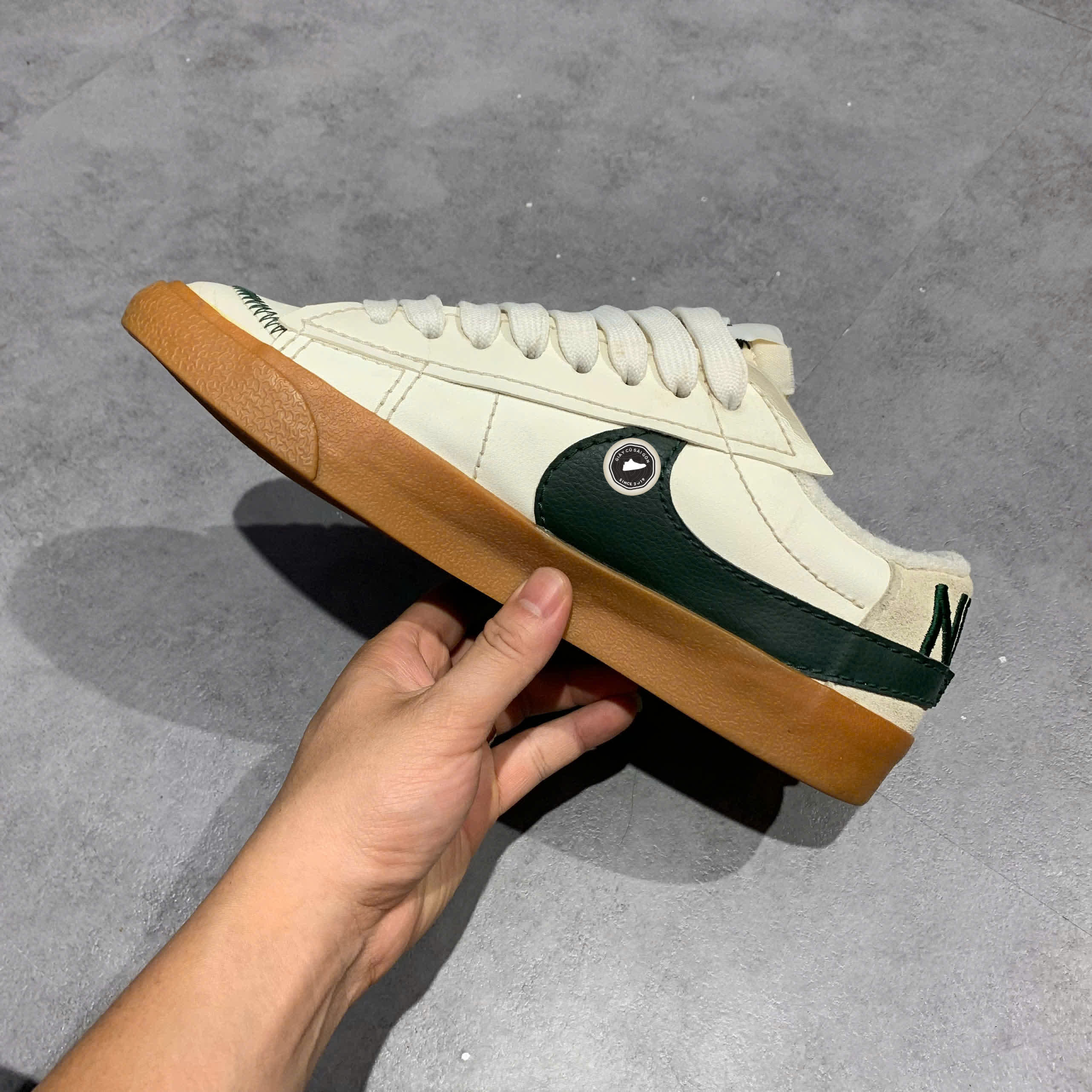 NIKE BLAZER LOW ’77 JUMBO ‘SAIL / PRO GREEN / GUM’ DR9865-101 SIZE 43 GIÀY 2HAND CHÍNH HÃNG PVN20014