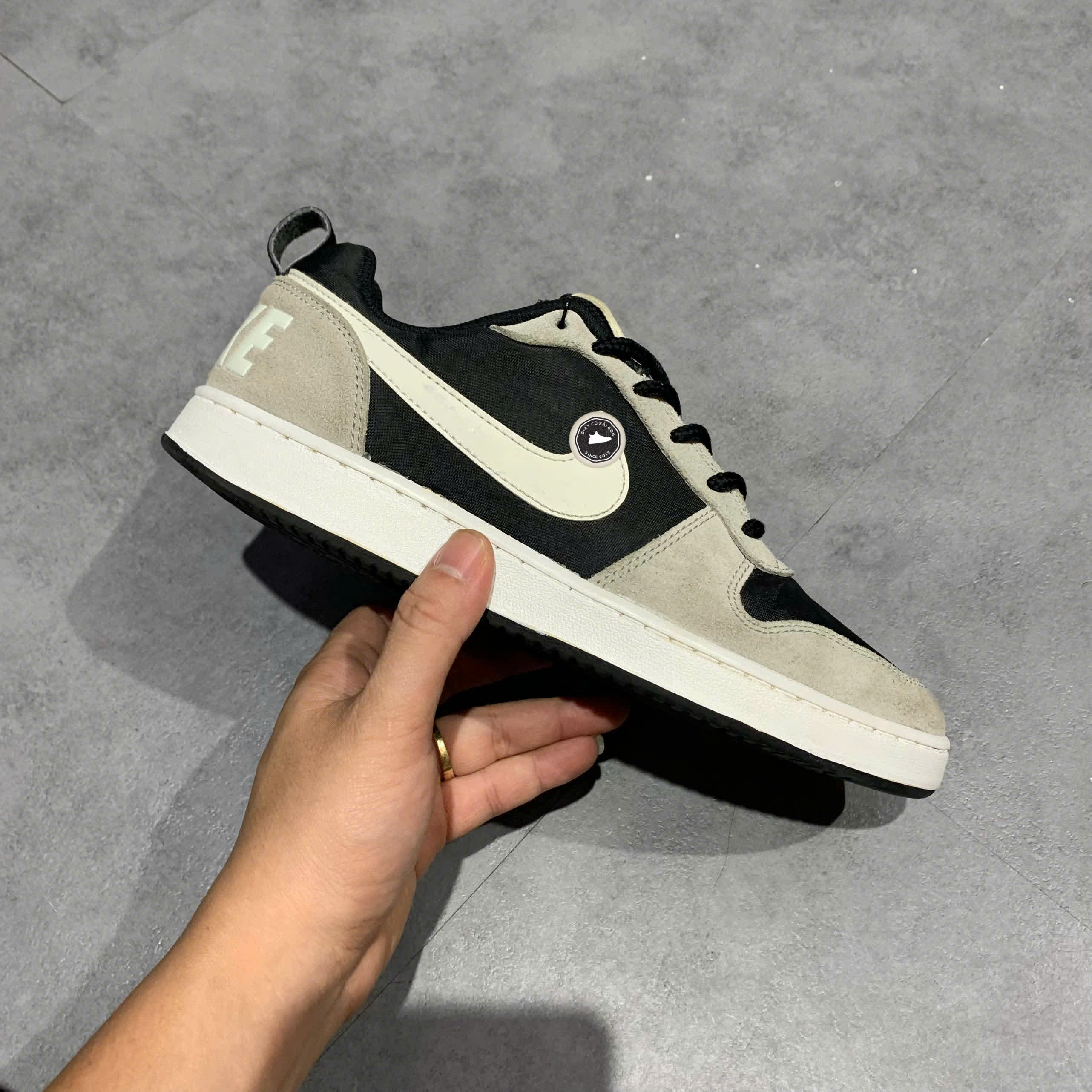 NIKE COURT BOROUGH LOW PREMIUM 'BLACK GREY SAIL' 844881-005 SIZE 40.5 GIÀY 2HAND CHÍNH HÃNG PVN19989