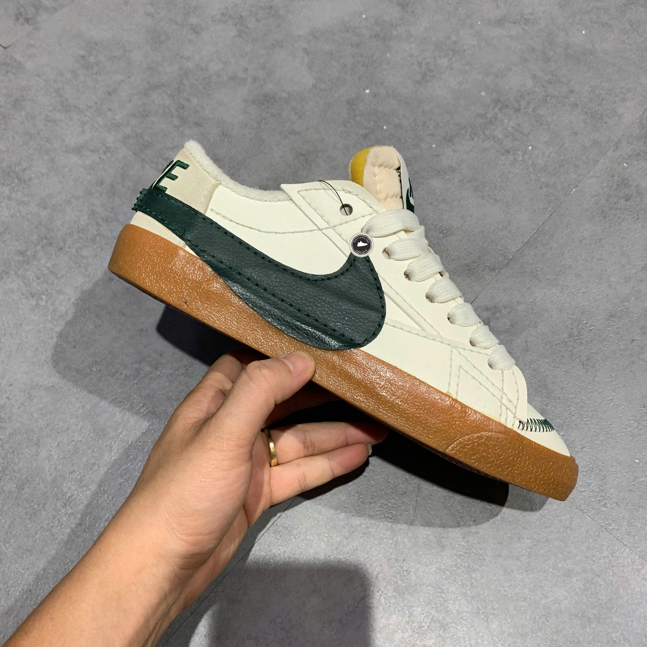 NIKE BLAZER LOW '77 JUMBO WNTR SAIL PRO GREEN GUM DR9865-101 SIZE 40 GIÀY 2HAND CHÍNH HÃNG PVN20015