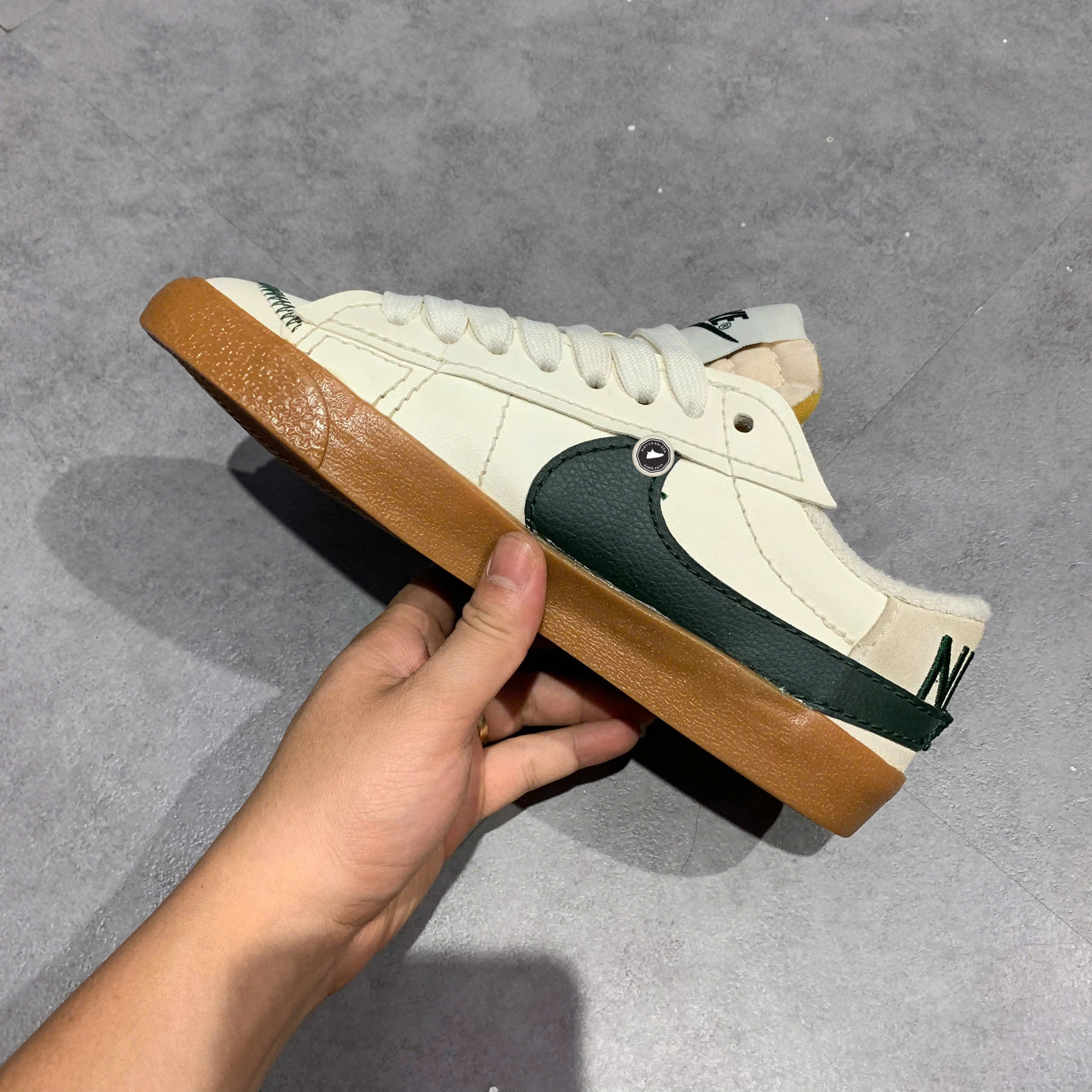 NIKE BLAZER LOW '77 JUMBO WNTR SAIL PRO GREEN GUM DR9865-101 SIZE 40 GIÀY 2HAND CHÍNH HÃNG PVN20015