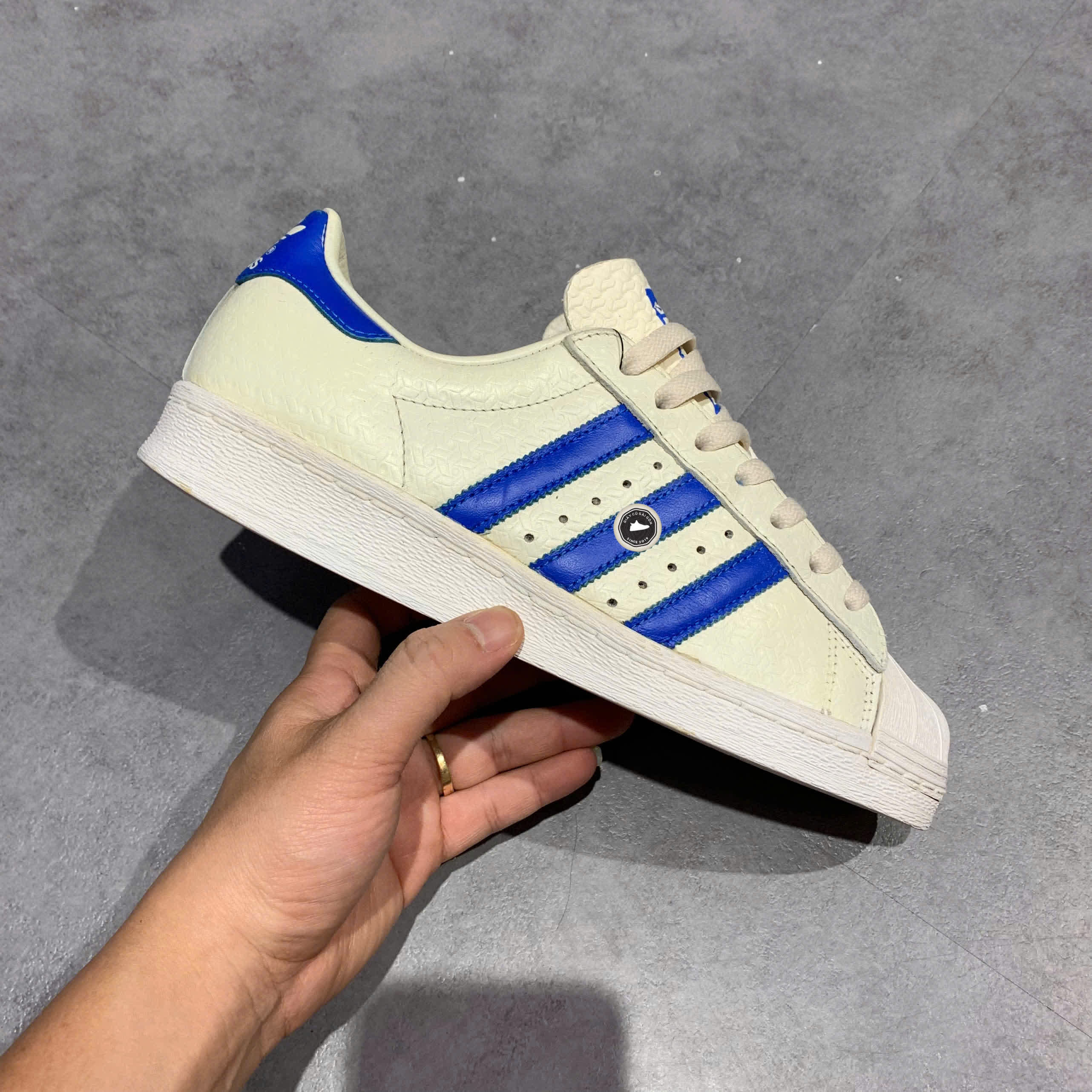 ADIDAS SUPERSTAR 82 “WHITE / BLUE BIRD / OFF WHITE” HQ6750 SIZE 40 2/3 GIÀY 2HAND CHÍNH HÃNG PVN20048