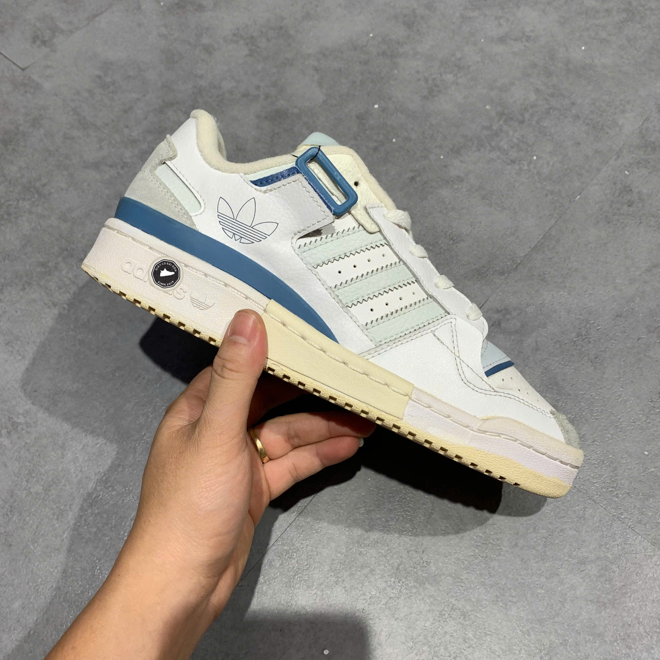 ADIDAS FORUM EXHIBIT LOW “WHITE / SKY TINT / CREAM WHITE” GW6348 SIZE 40 2/3 GIÀY 2HAND CHÍNH HÃNG PVN20093