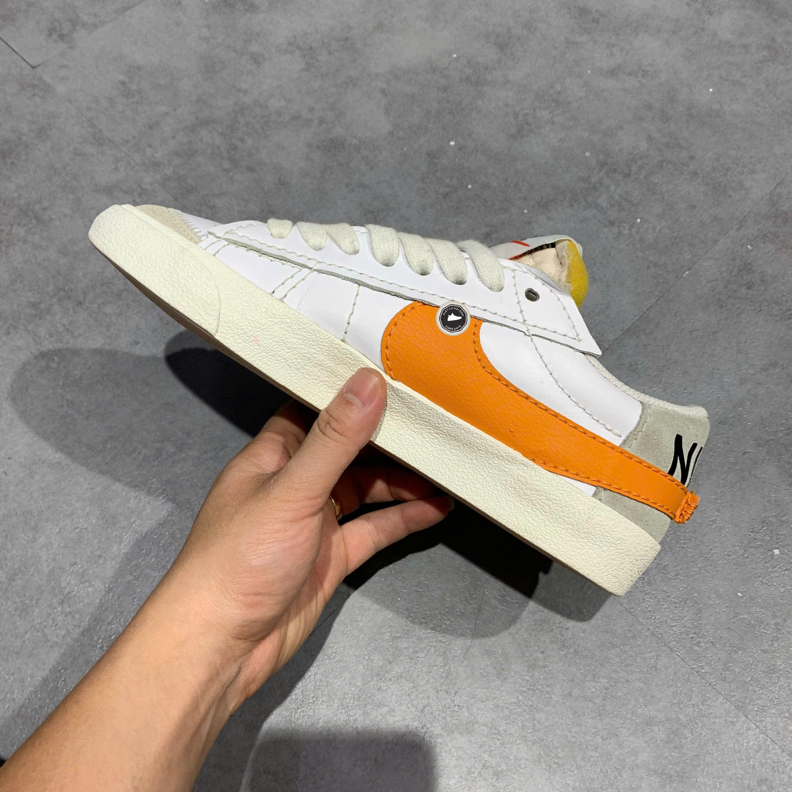 NIKE BLAZER LOW ’77 JUMBO “WHITE / ALPHA ORANGE” DN2158-100 SIZE 41 GIÀY 2HAND CHÍNH HÃNG PVN19589
