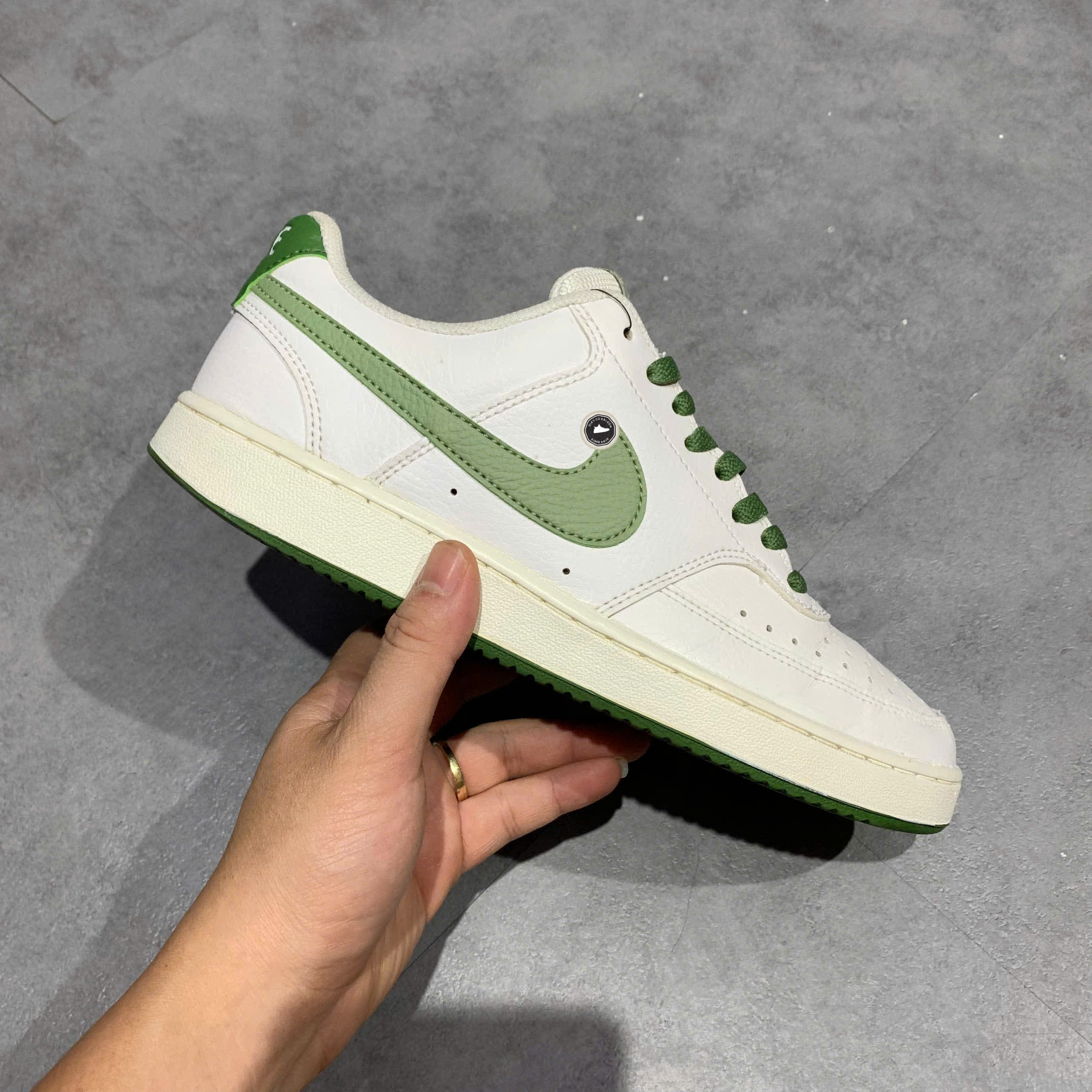 NIKE COURT VISION LOW “WHITE / OIL GREEN” FJ5480-100 SIZE 41 GIÀY 2HAND CHÍNH HÃNG PVN19984