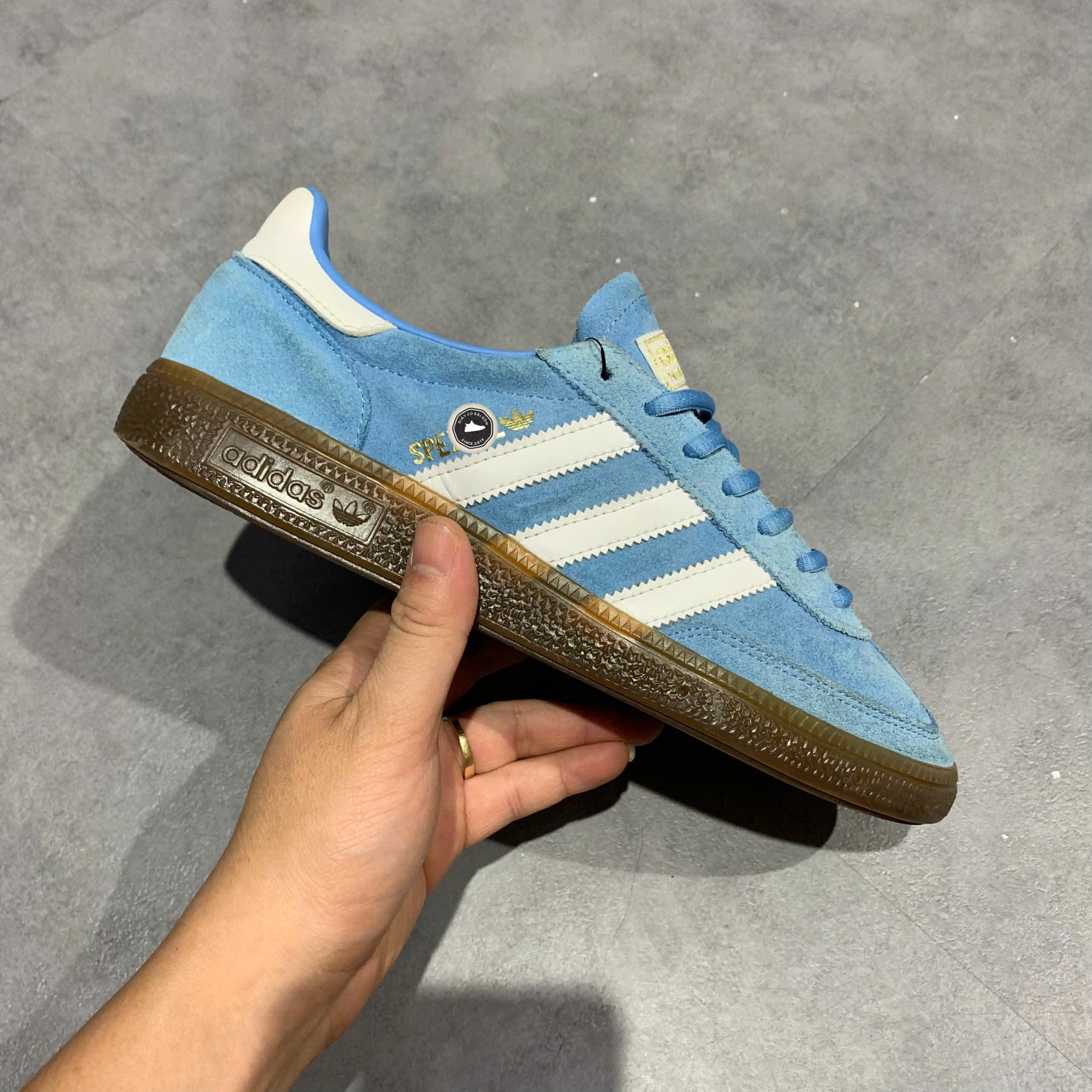 ADIDAS HANDBALL SPEZIAL “LIGHT BLUE / CLOUD WHITE / GUM” BD7632 SIZE 41 ⅓ GIÀY 2HAND CHÍNH HÃNG PVN20078