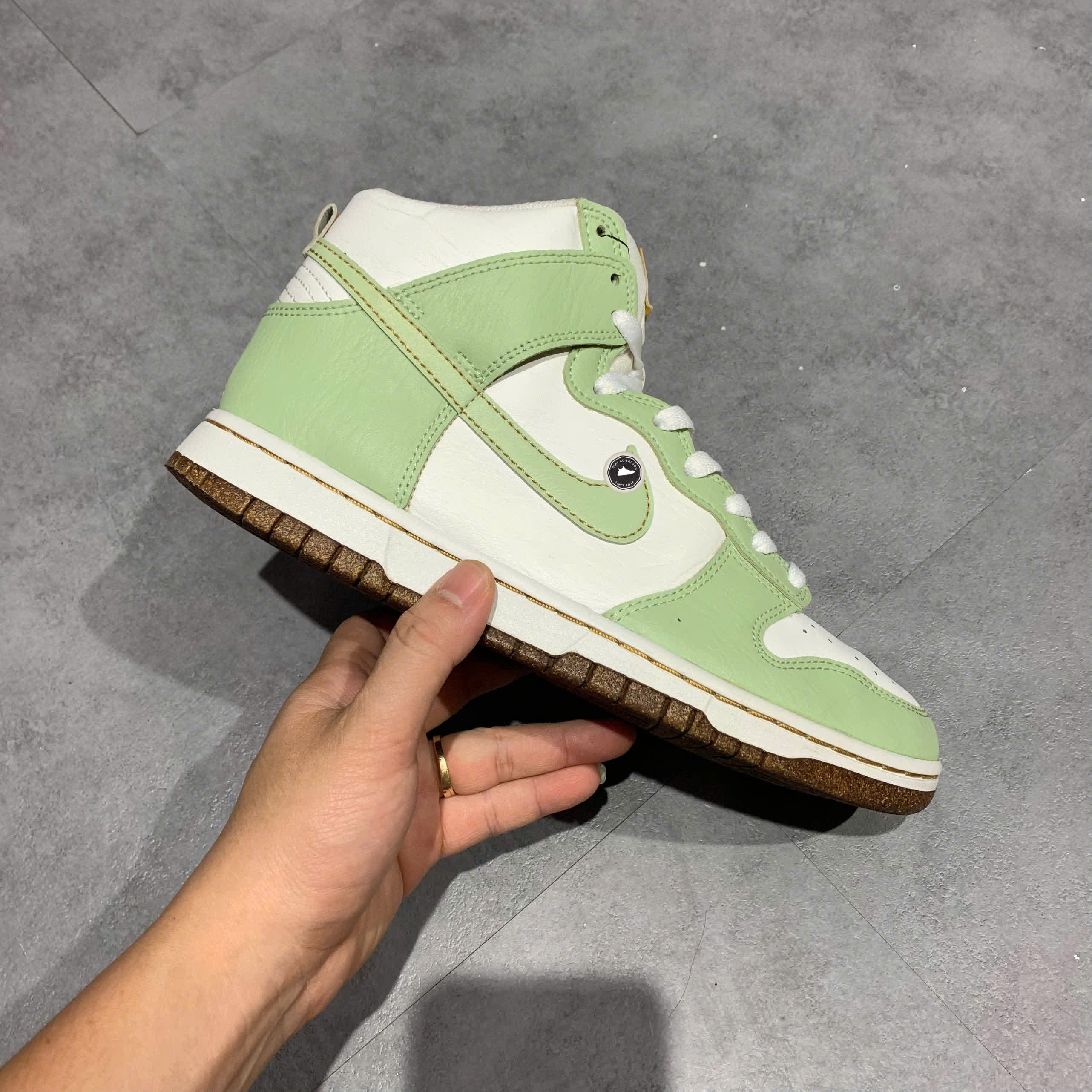 NIKE DUNK HIGH SE “INSPECTED BY SWOOSH HONEYDEW” DQ7680-300 SIZE 41 GIÀY 2HAND CHÍNH HÃNG PVN20113