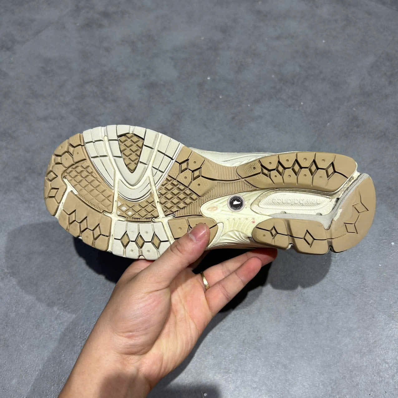 New Balance 2002R ‘Linen Fog’ – M2002RAA SIZE 40 Giày 2hand chính hãng PVN20337