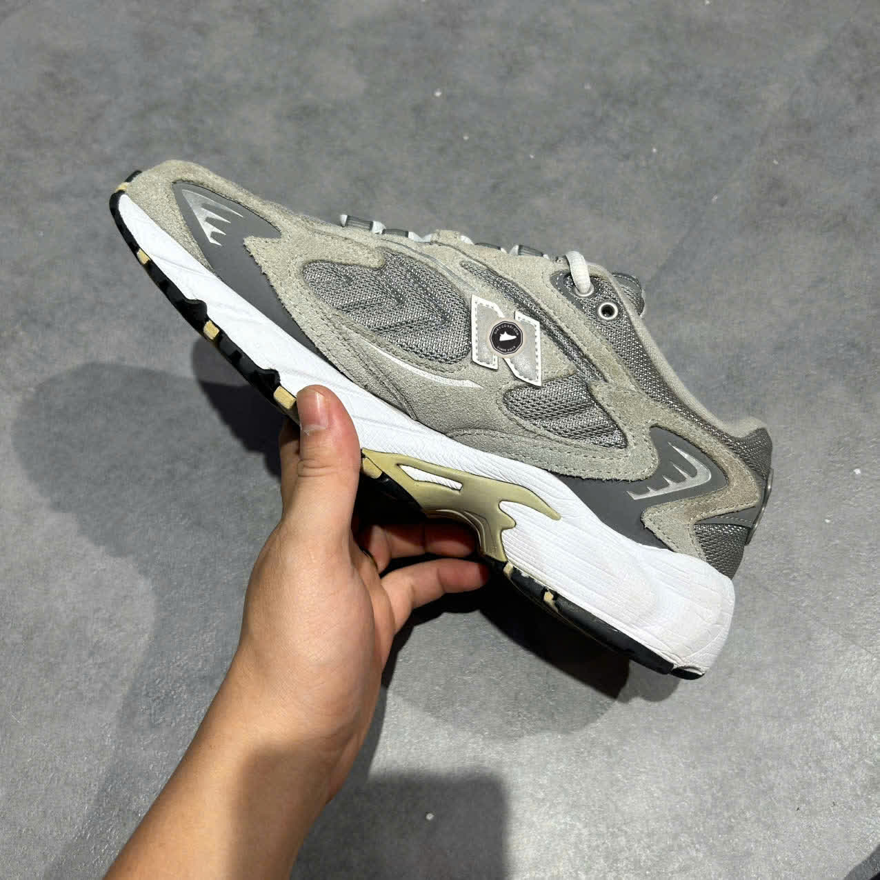 NEW BALANCE 725 ‘GREY’ ML725P SIZE 41.5 GIÀY 2HAND CHÍNH HÃNG PVN20326