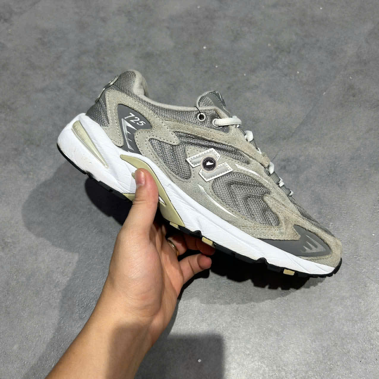 NEW BALANCE 725 ‘GREY’ ML725P SIZE 41.5 GIÀY 2HAND CHÍNH HÃNG PVN20326