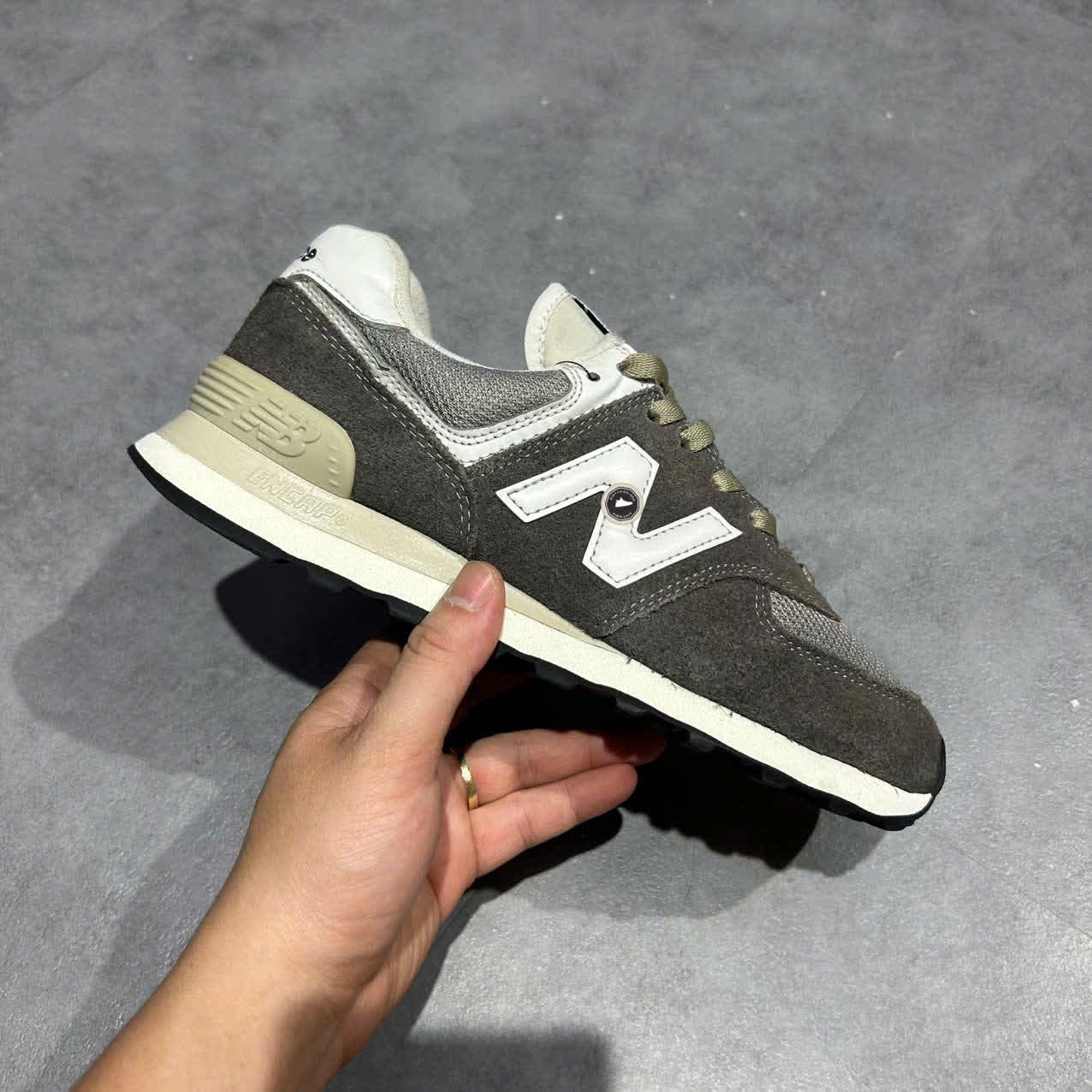 NEW BALANCE 574 ‘DARK MUSHROOM’ ML574?? SIZE 40.5 GIÀY 2HAND CHÍNH HÃNG PVN20340