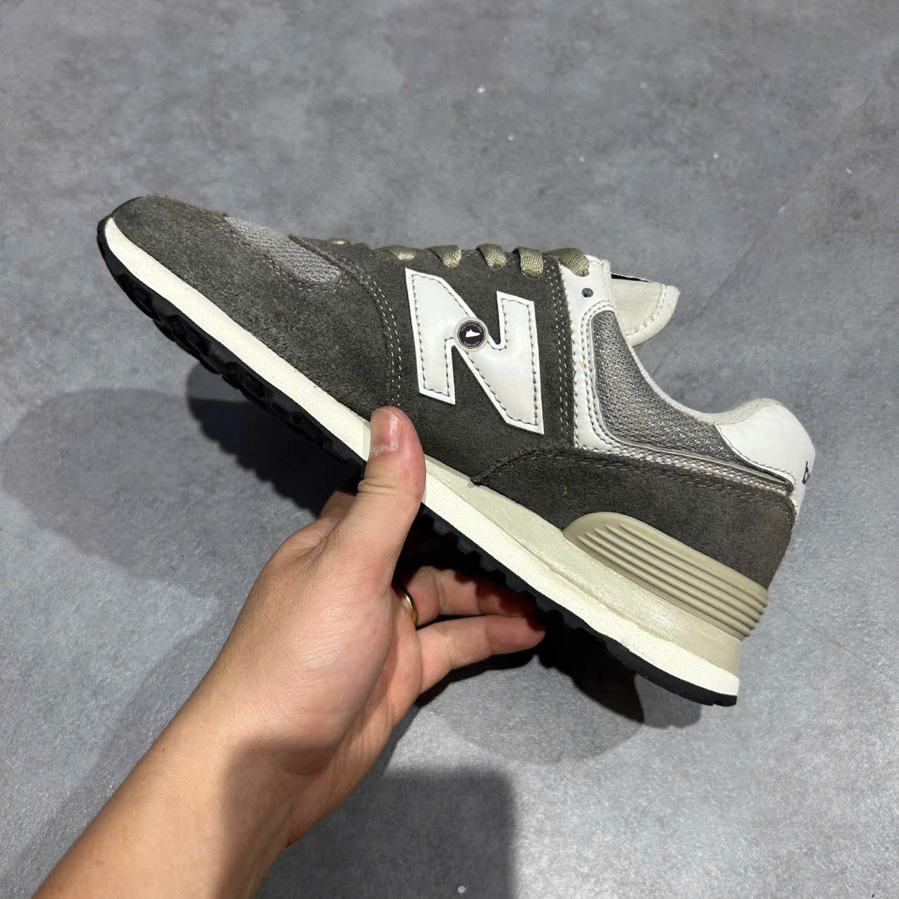 NEW BALANCE 574 ‘DARK MUSHROOM’ ML574?? SIZE 40.5 GIÀY 2HAND CHÍNH HÃNG PVN20340