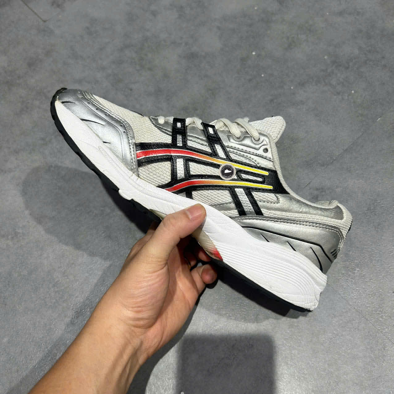 ASICS GEL-1090 ‘SILVER / STEEL GRAY’ 1021A285 SIZE 41.5 GIÀY 2HAND CHÍNH HÃNG PVN20270